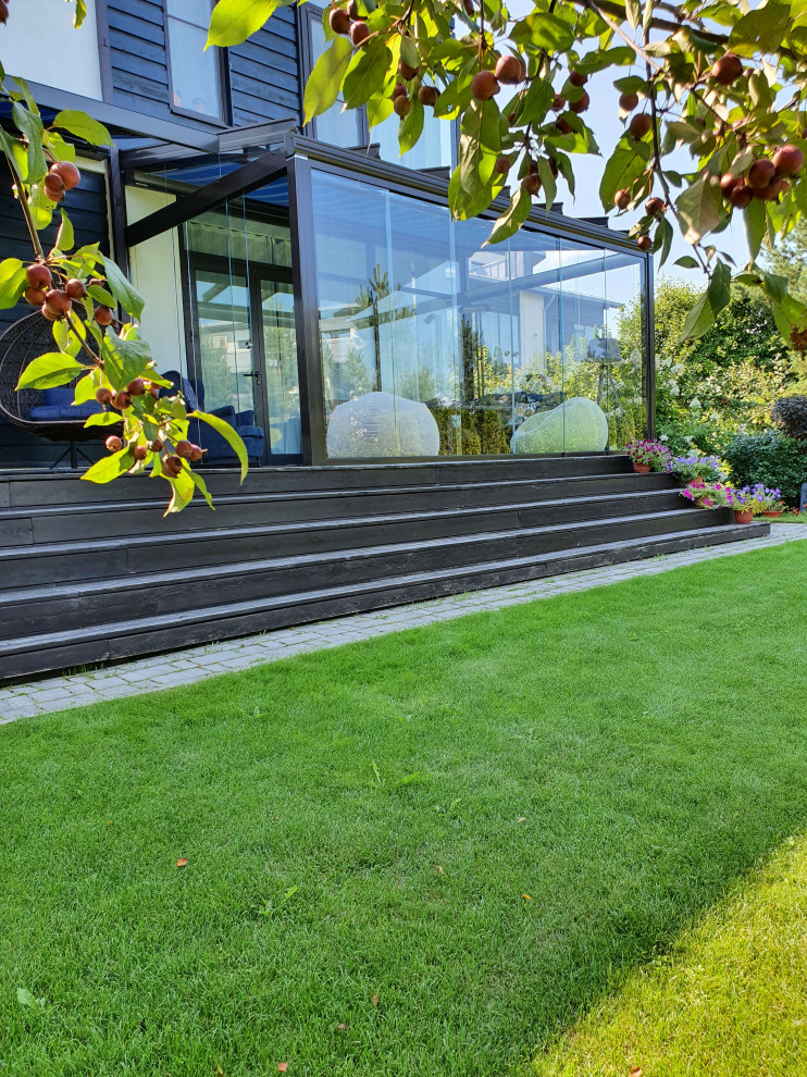 Веранда с безрамным остеклением Weinor и маркиза Markilux