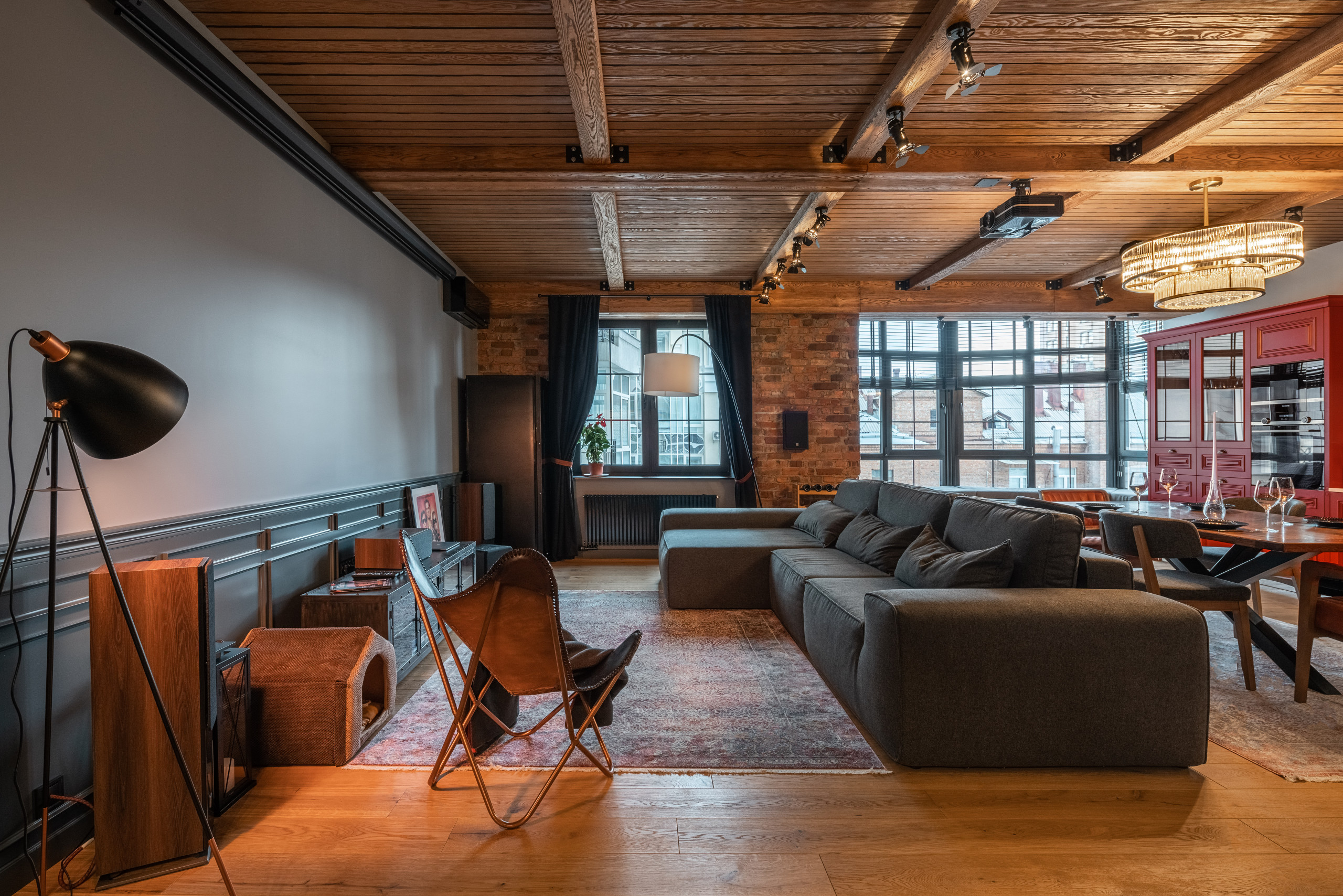 Проект недели: Кухня с «барной» атмосферой и кинотеатром