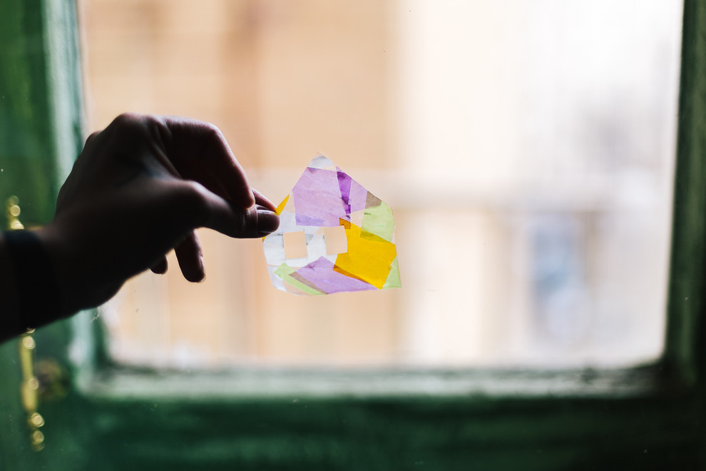 Своими руками: Новогодние силуэты из бумаги на окне