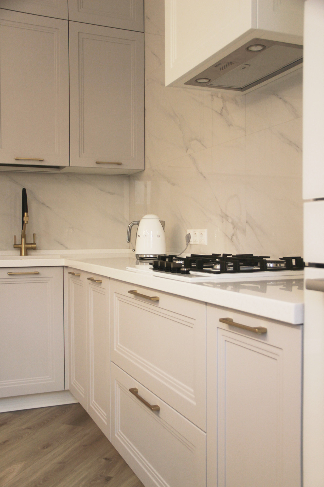 Угловая кухня с островом