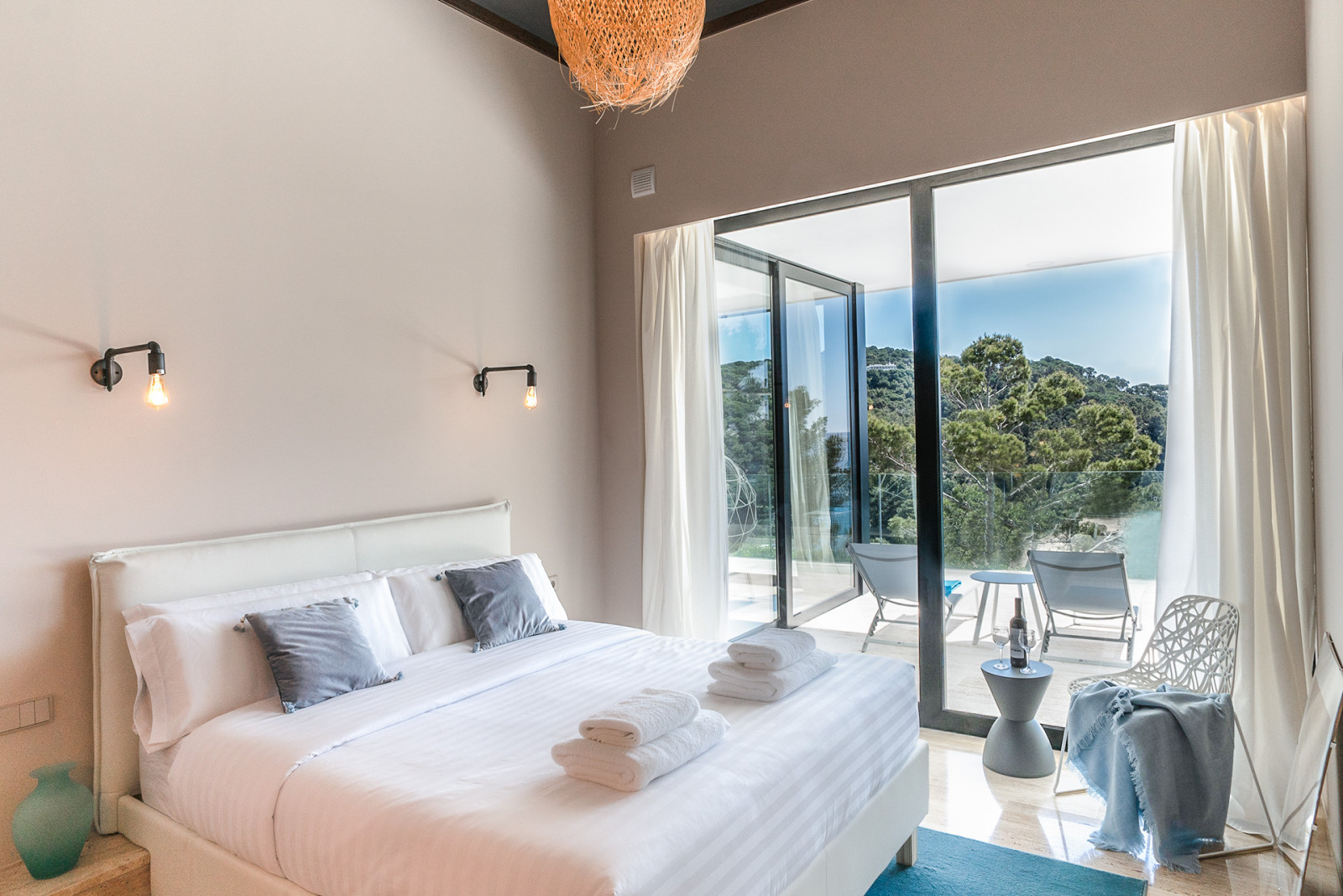 ИСПАНСКАЯ РИВЬЕРА. ДОМ НА СКЛОНЕ.