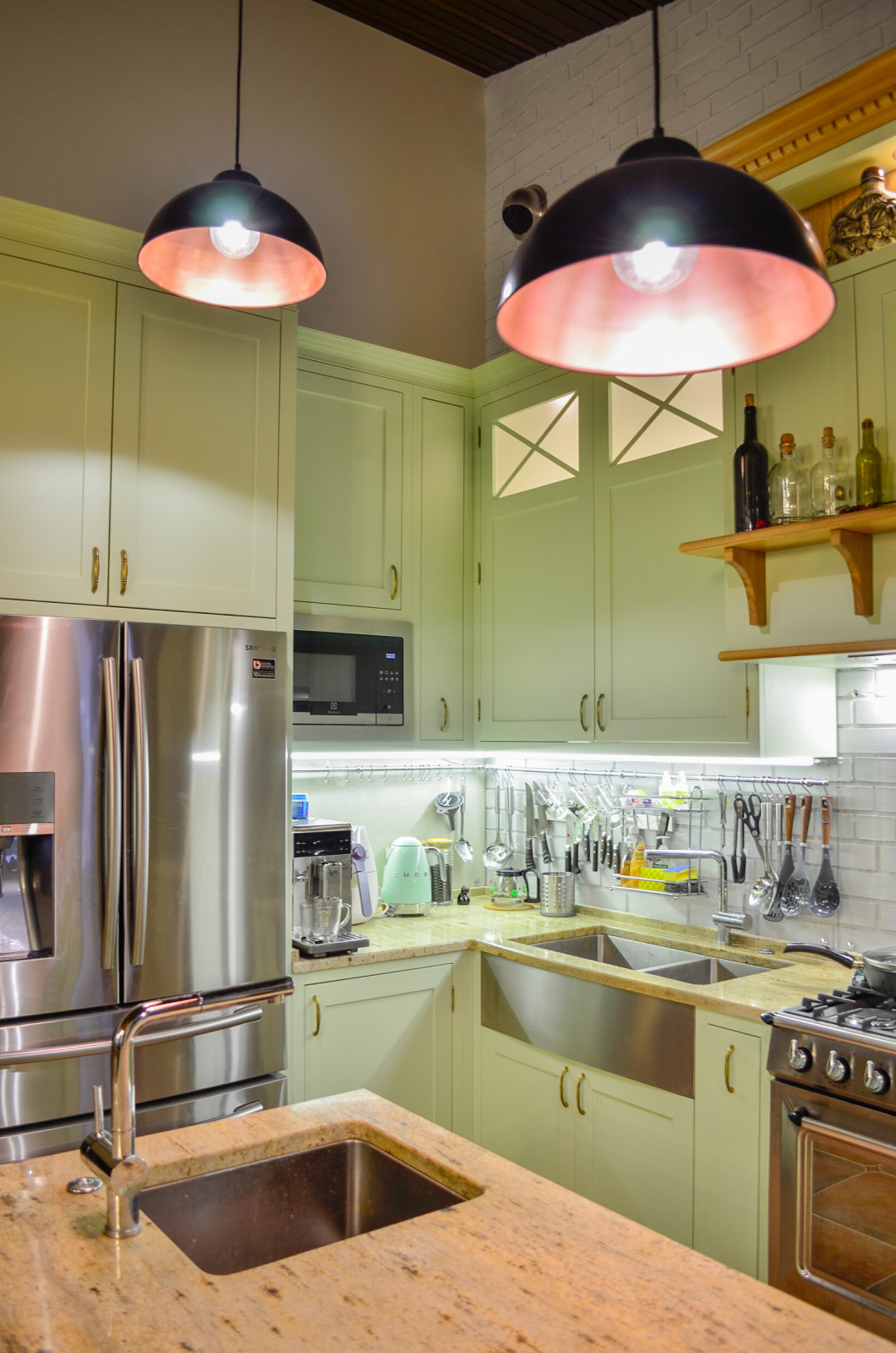 Нежно-зеленая кухня в американском стиле с островом