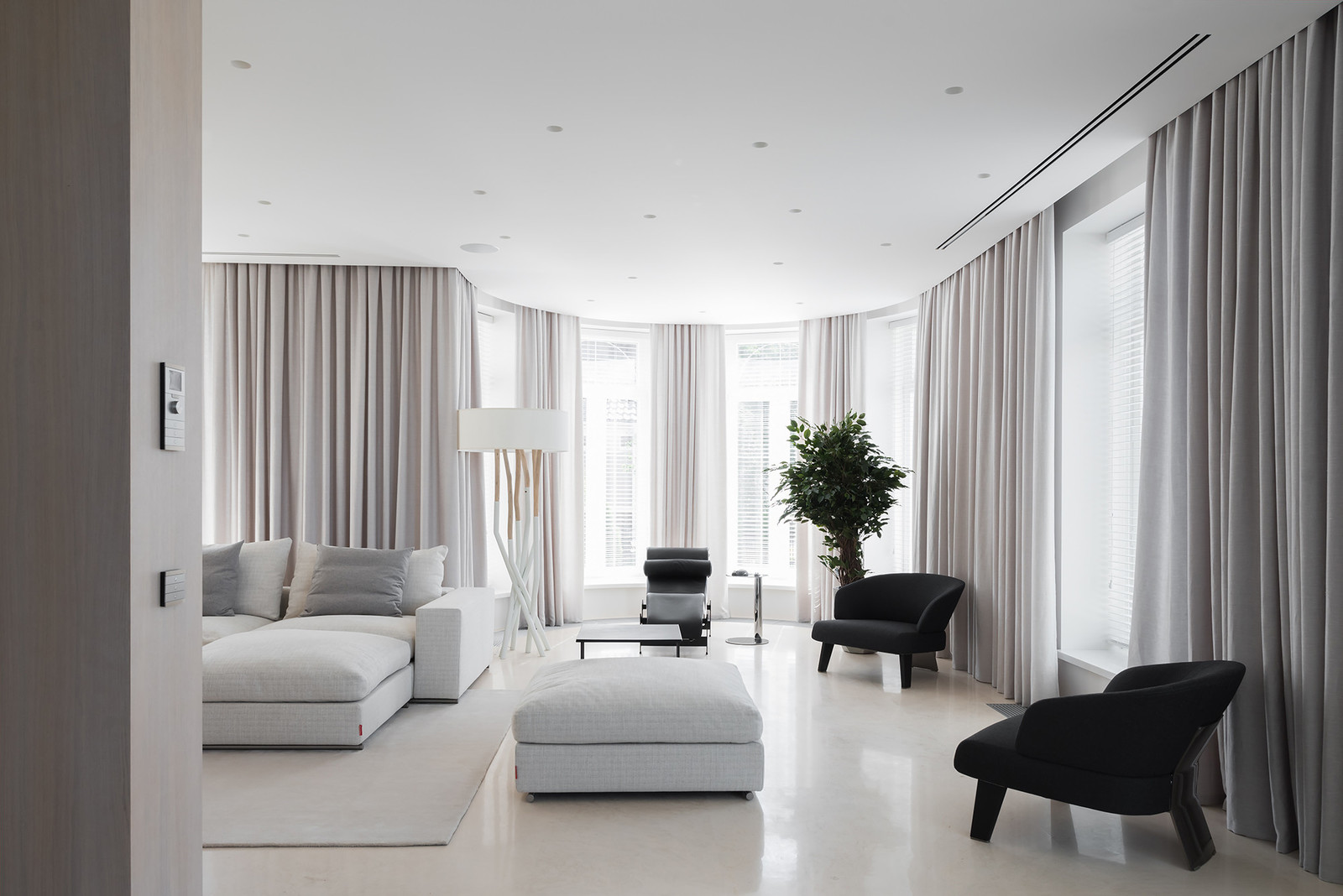 Интерьеры загородного дома в поселке Монтевиль