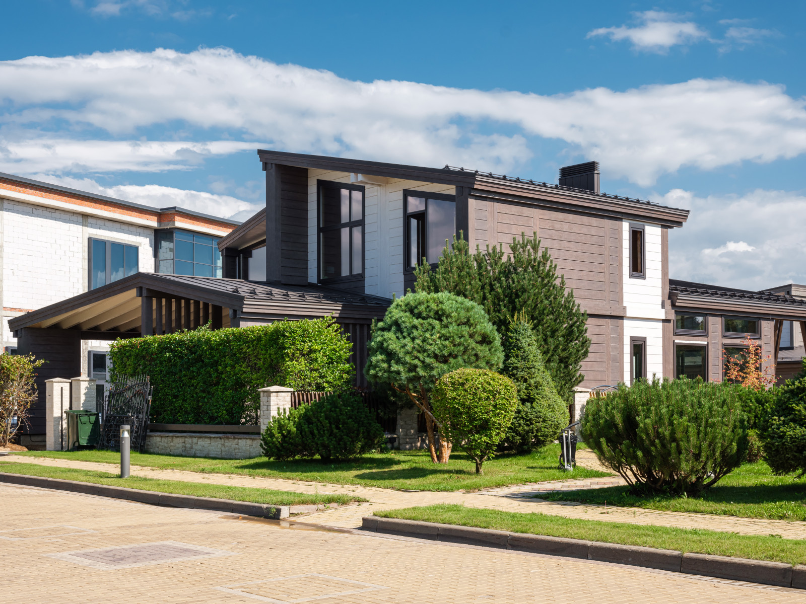 Трапецевидные окна, порталы и входные двери для современного дома