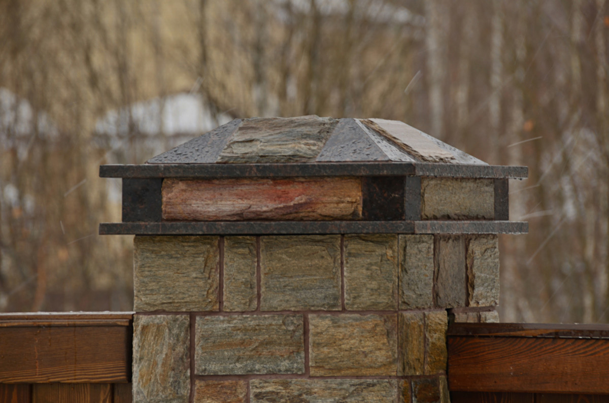 Забор из камня и дерева