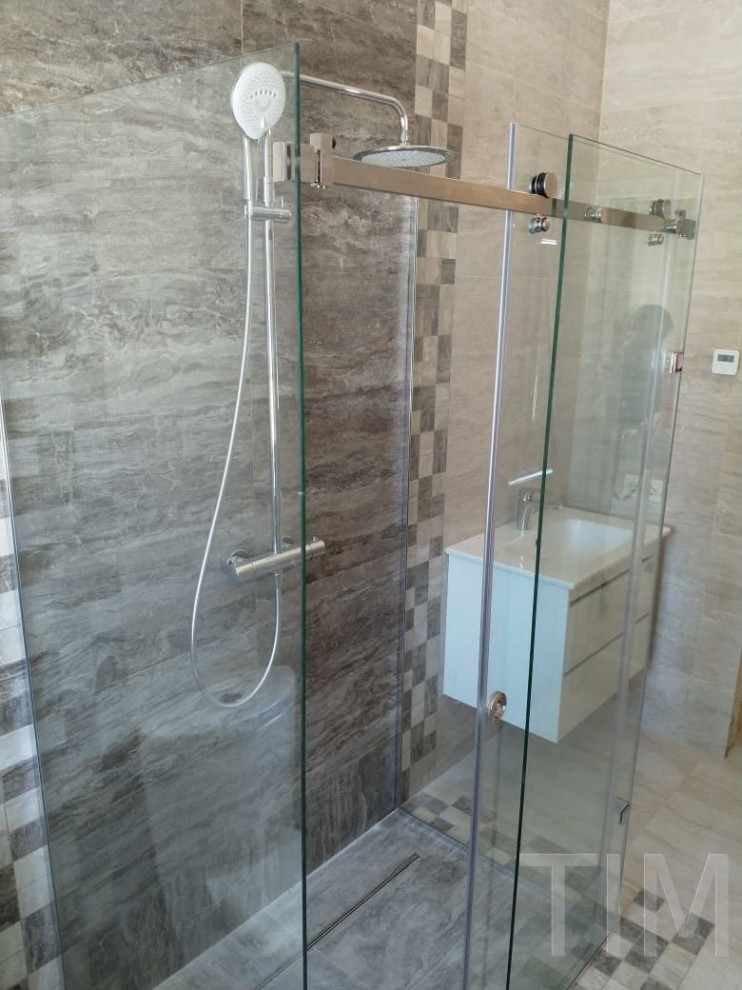 П образная душевая кабина из стекла