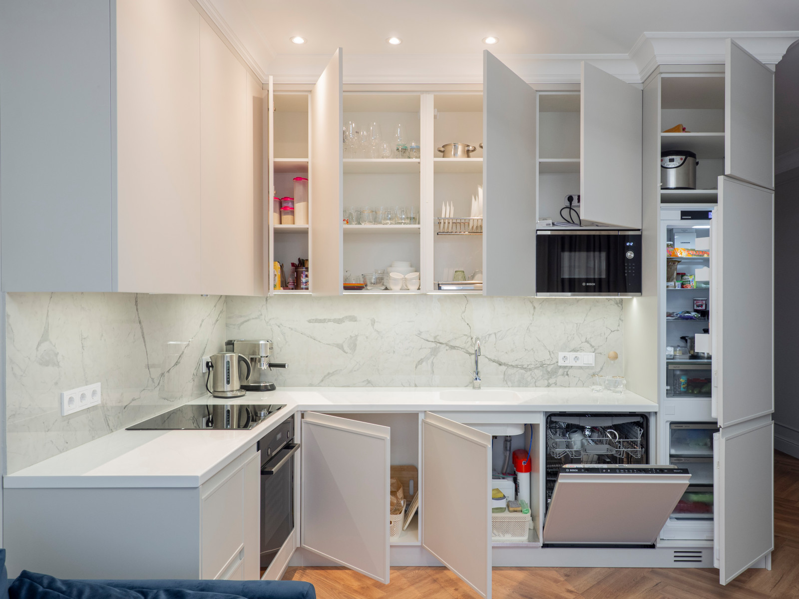 Белая кухня в стиле минимализм