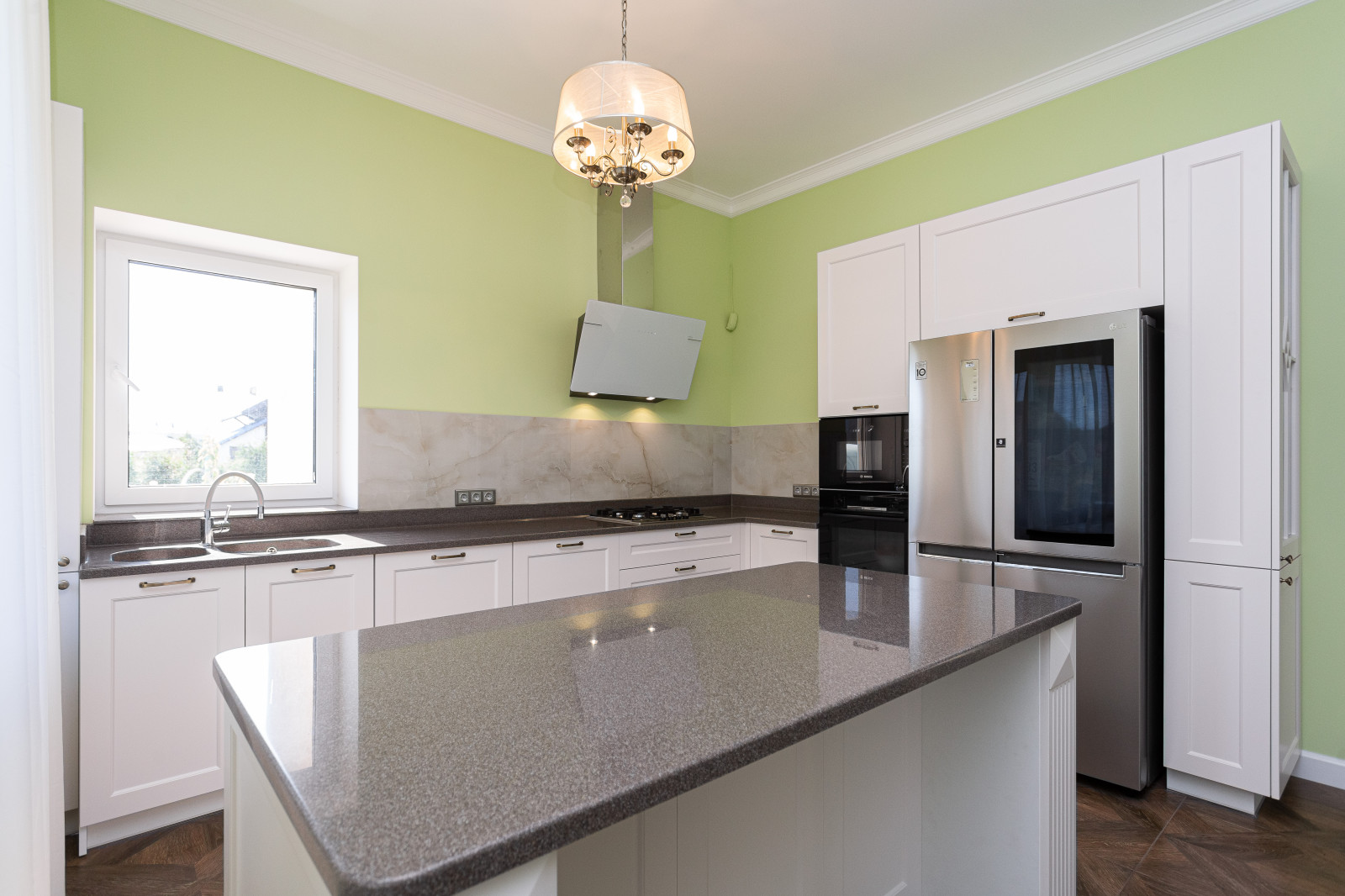 Кухня с островом и каменной столешницей