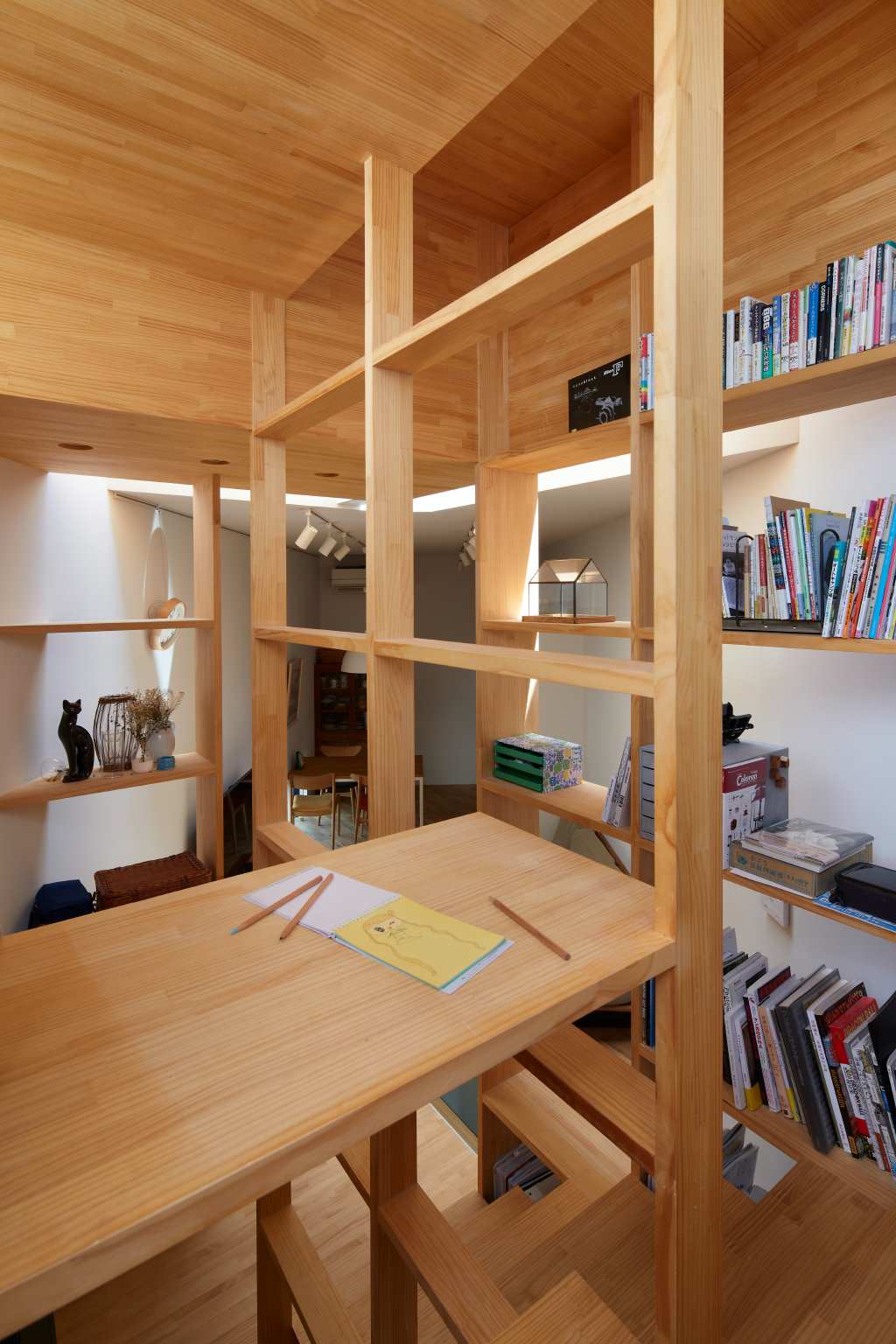 Houzz Япония: Узкий дом в Осаке с необычной лестницей