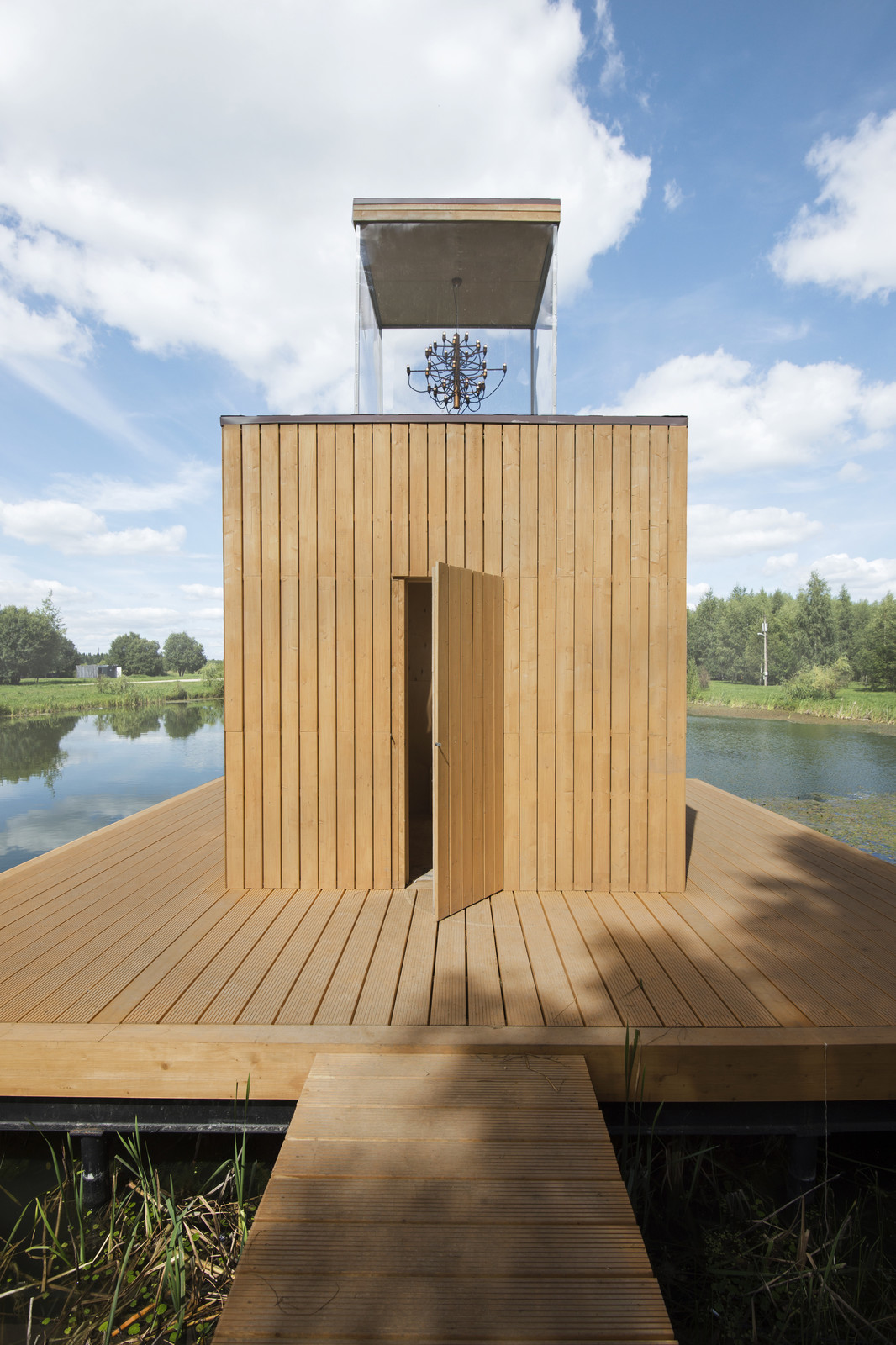 Обложка проекта: Дом с люстрой