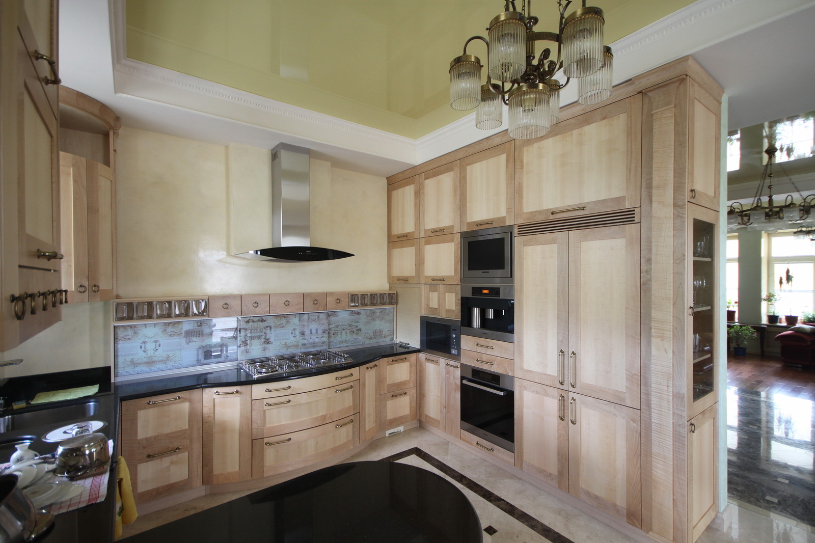 Кухня с кленовым фасадом и всякими хитростями