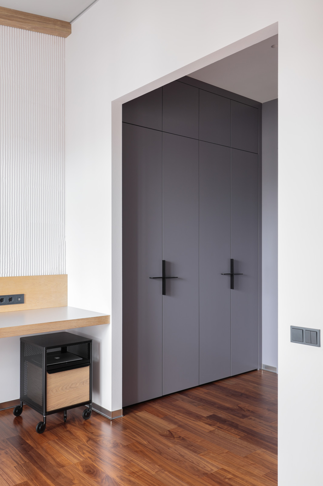 Модная квартира с балками на потолке