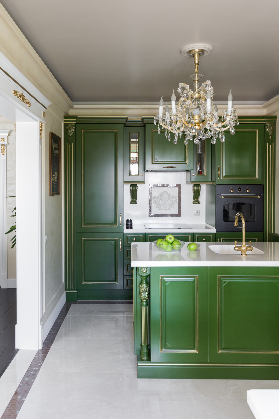 Квартира с зелёной кухней и романтичной ванной