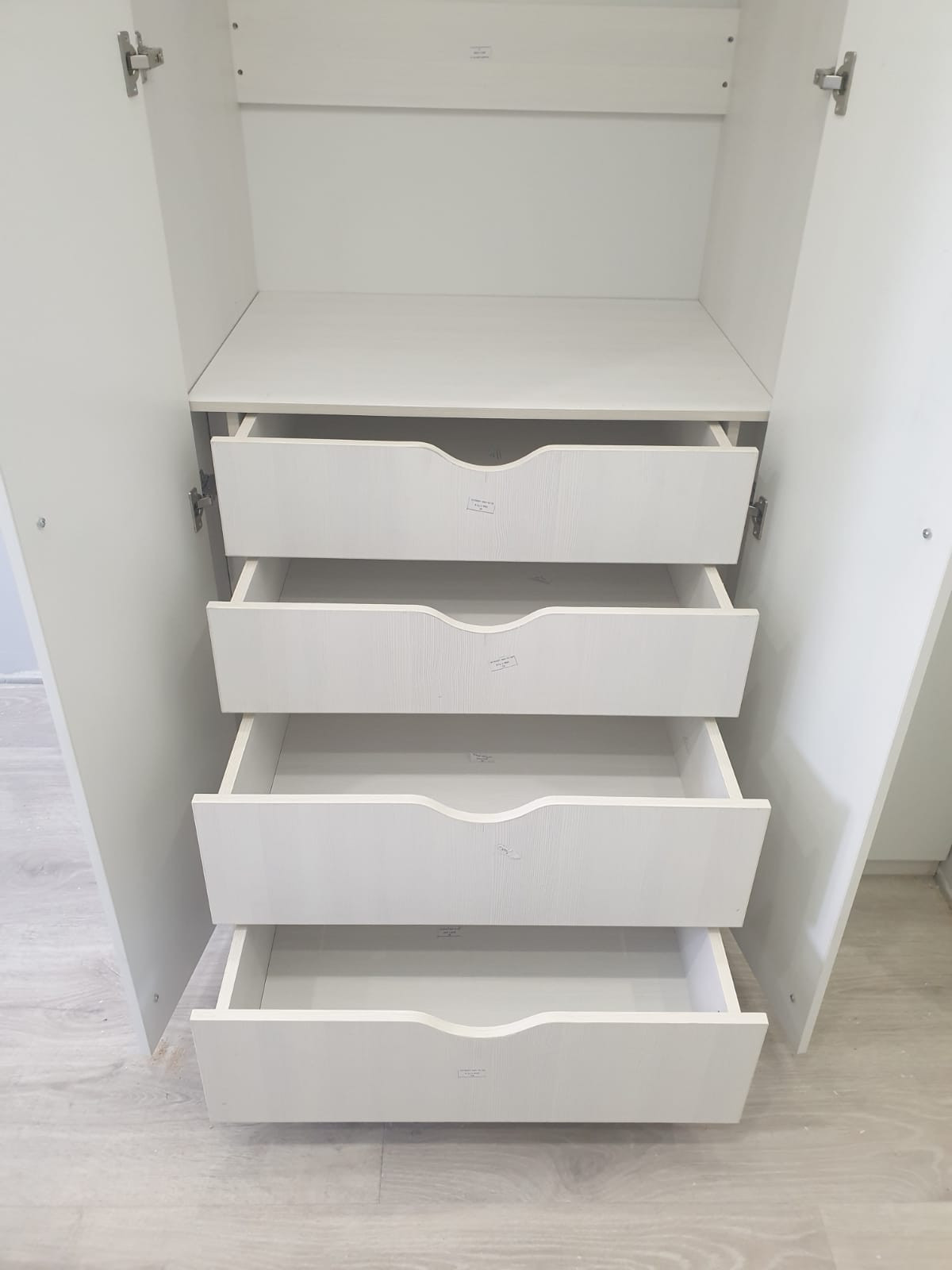 Обложка проекта: Стильный шкаф с ручками титан