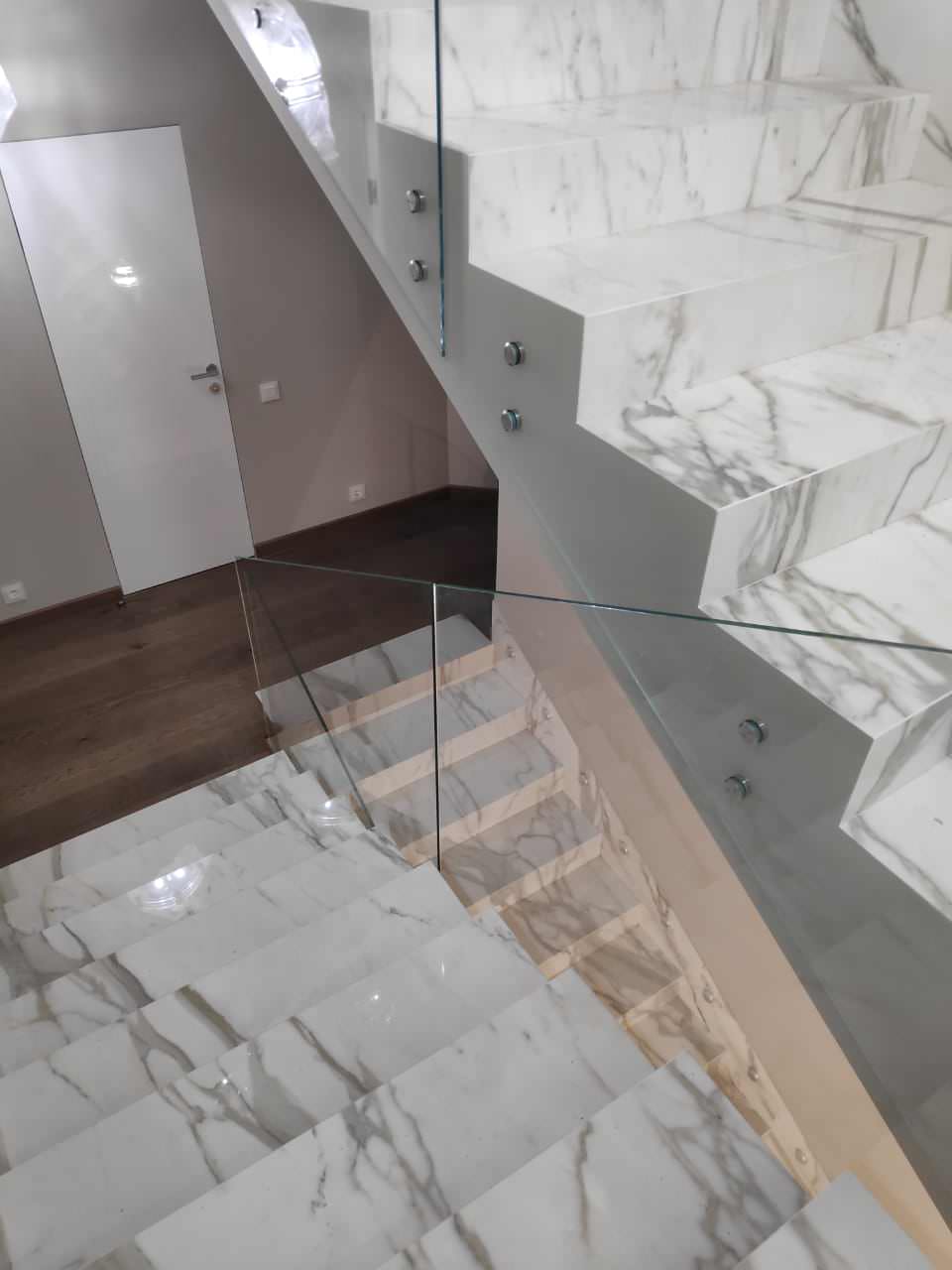 Гранит и стекло - прочность и надежность (2019)