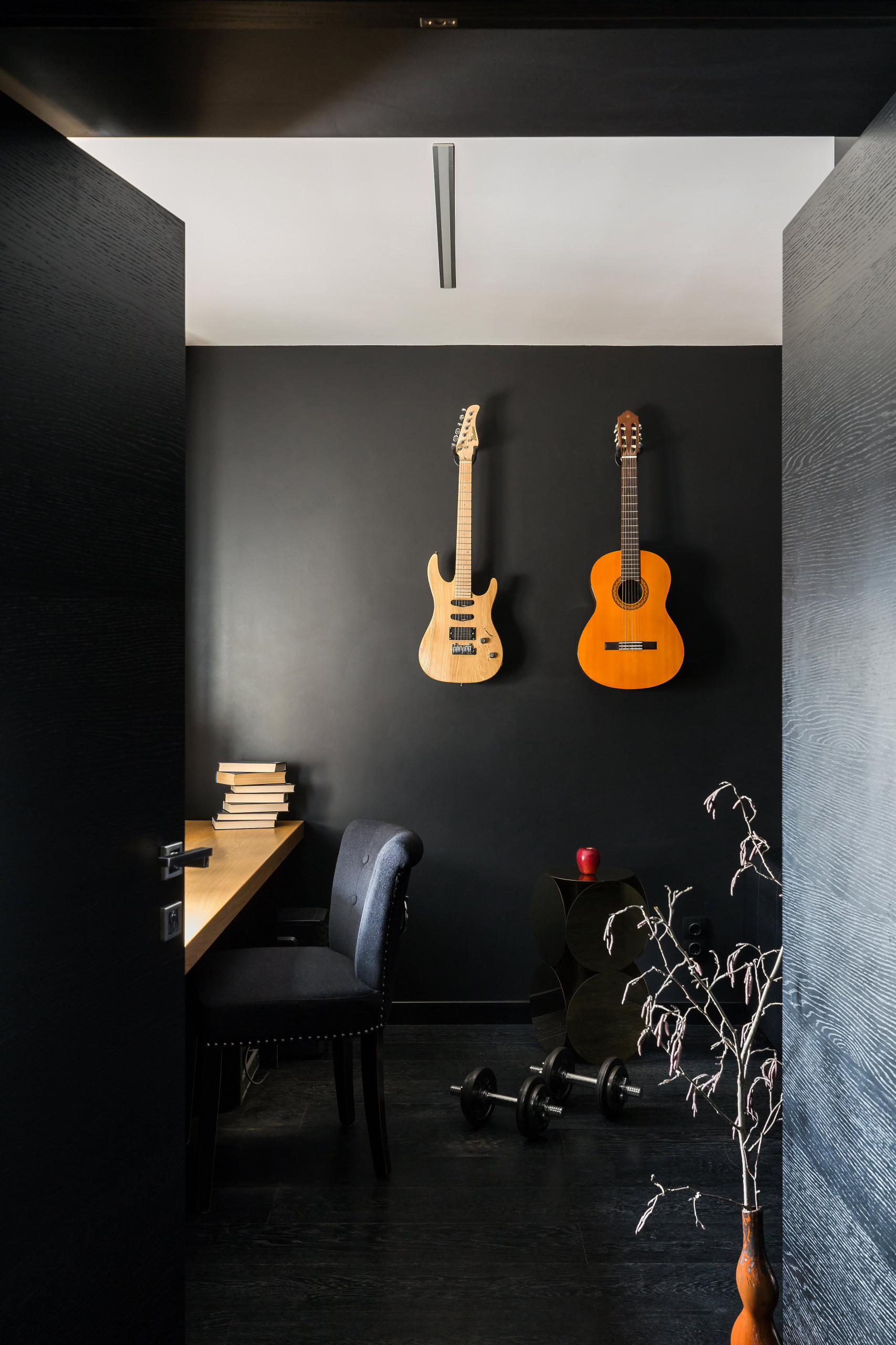 Houzz тур: Черная квартира для молодого заказчика