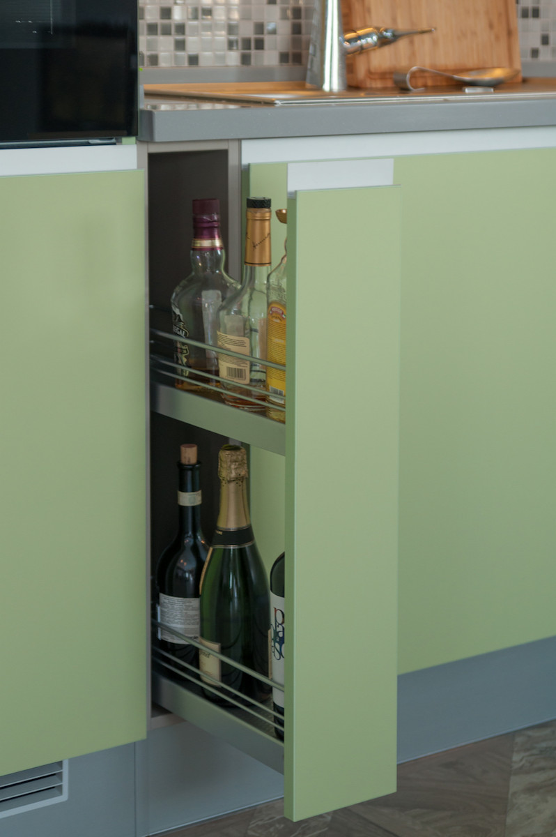 Большая кухня с барной стойкой