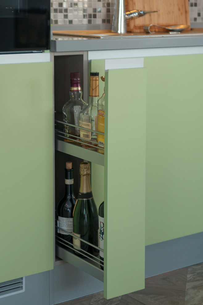 Большая кухня с барной стойкой