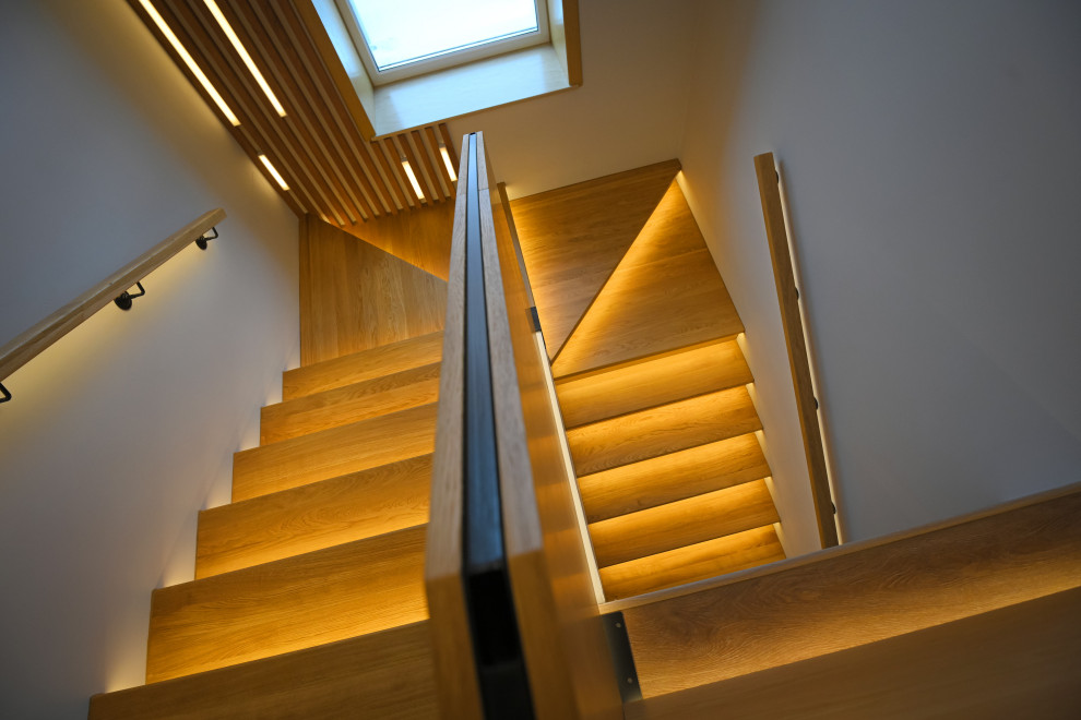 Коттедж в Чукреевке с природными фресками и рейками с подсветкой