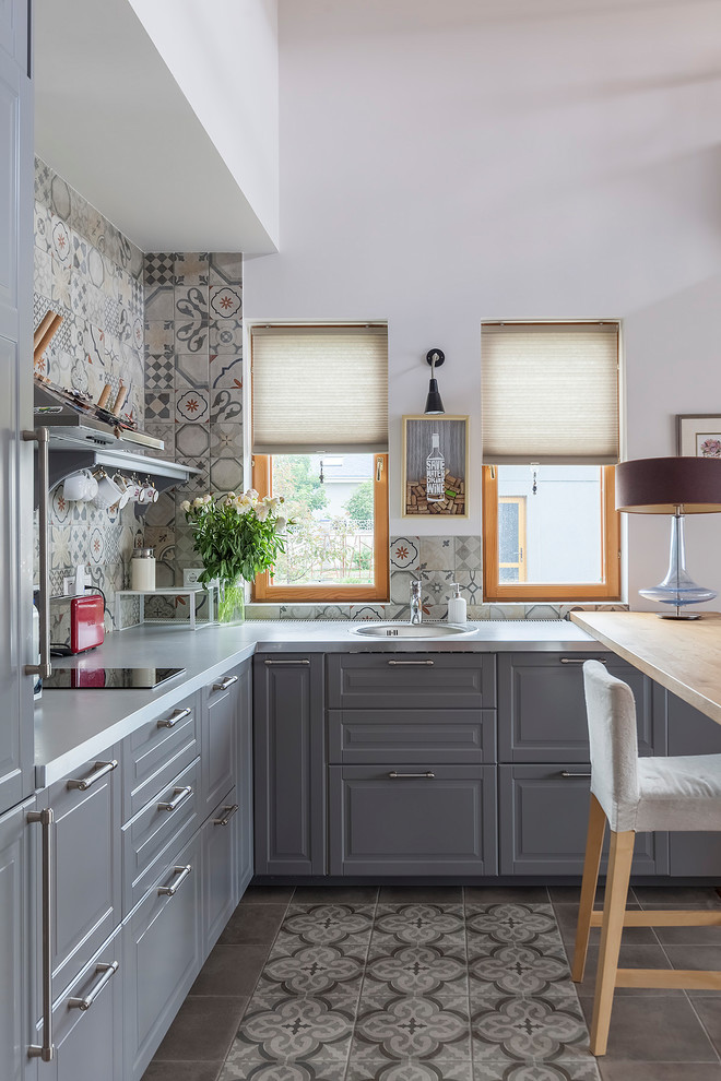 В гостях: Удивительный забор и черный-черный дом