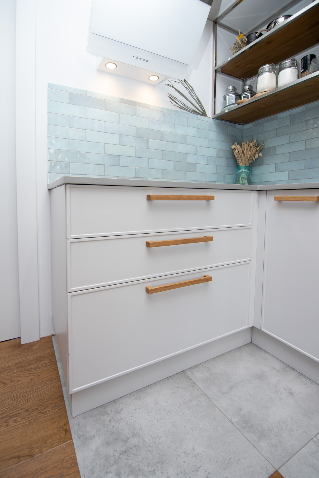 Светлая кухня в неоклассическом стиле