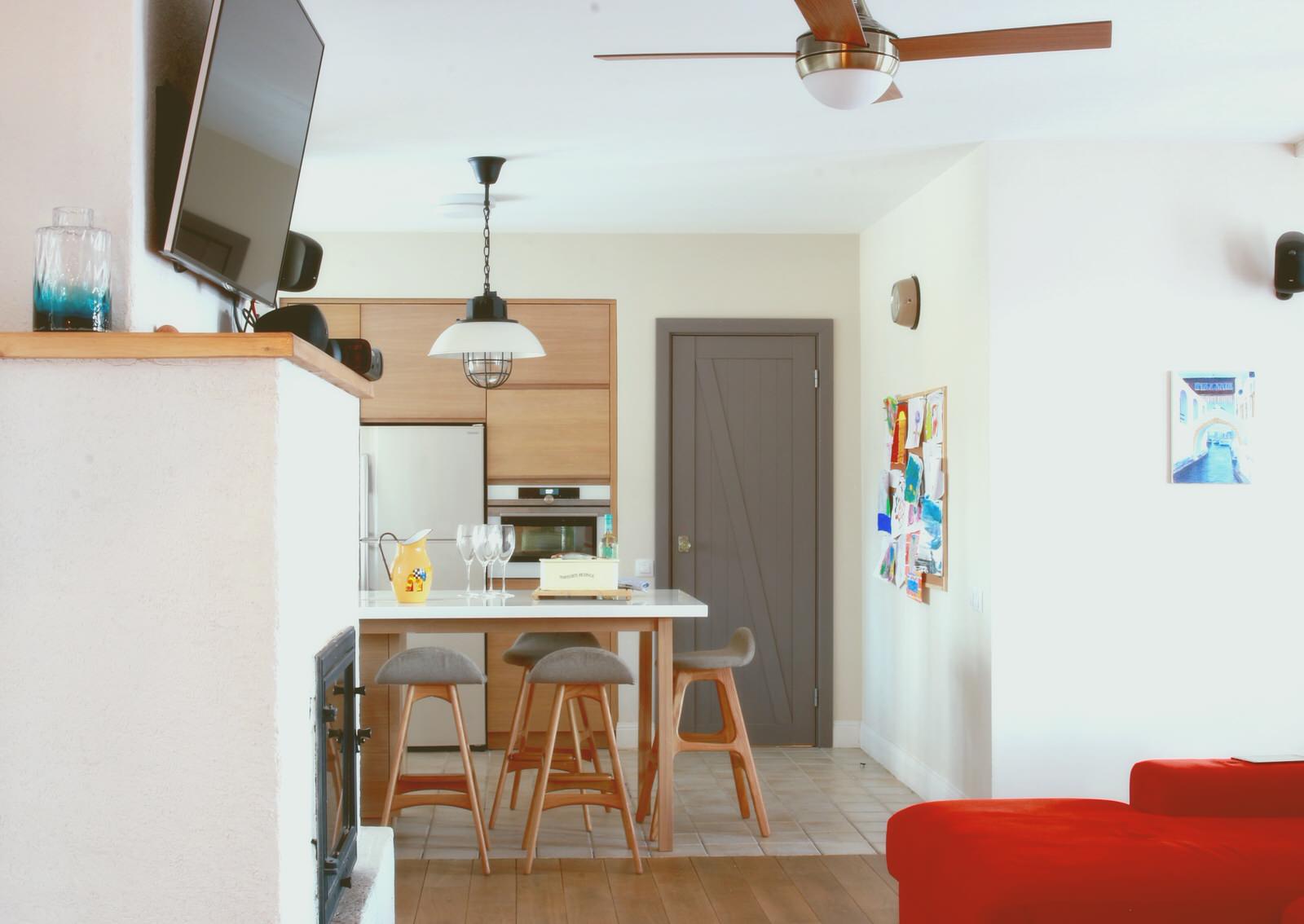 Кухня-гостиная с камином