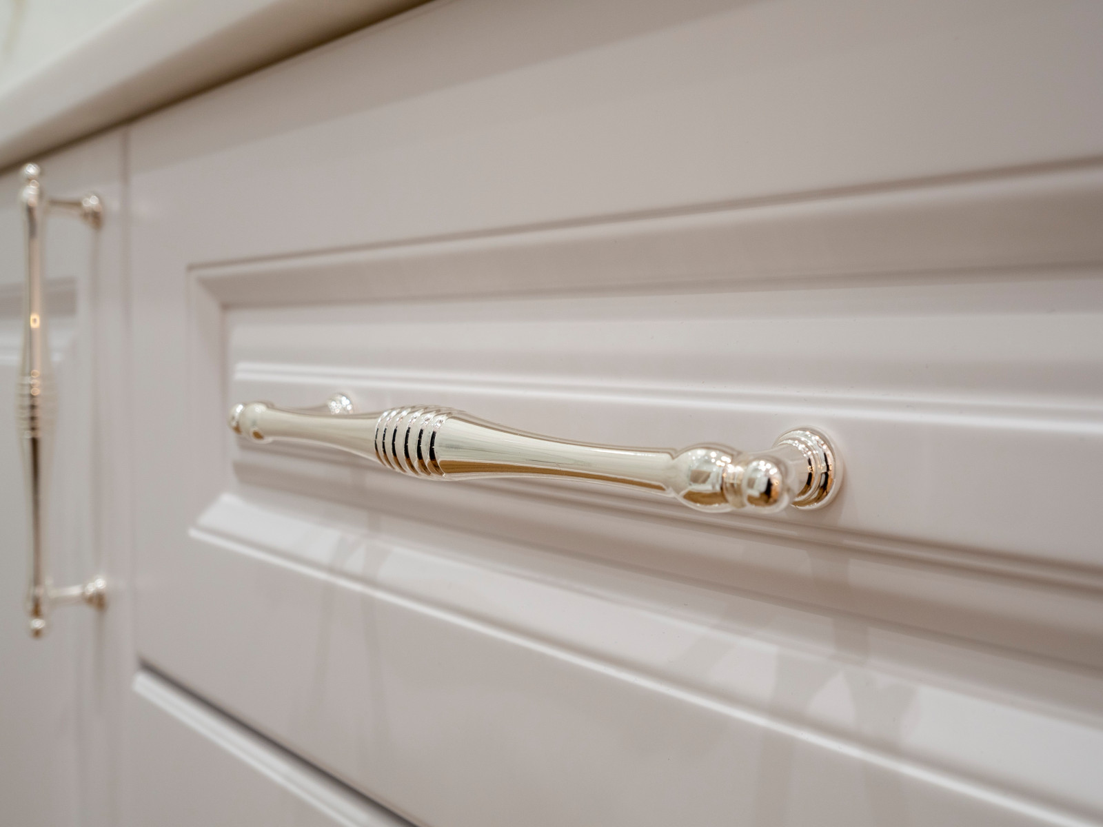 Меблировка санузла в неоклассическом стиле