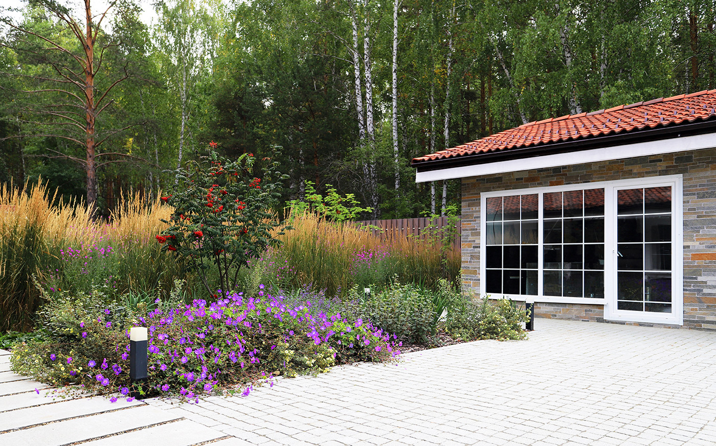 Сад у тёмных бревен