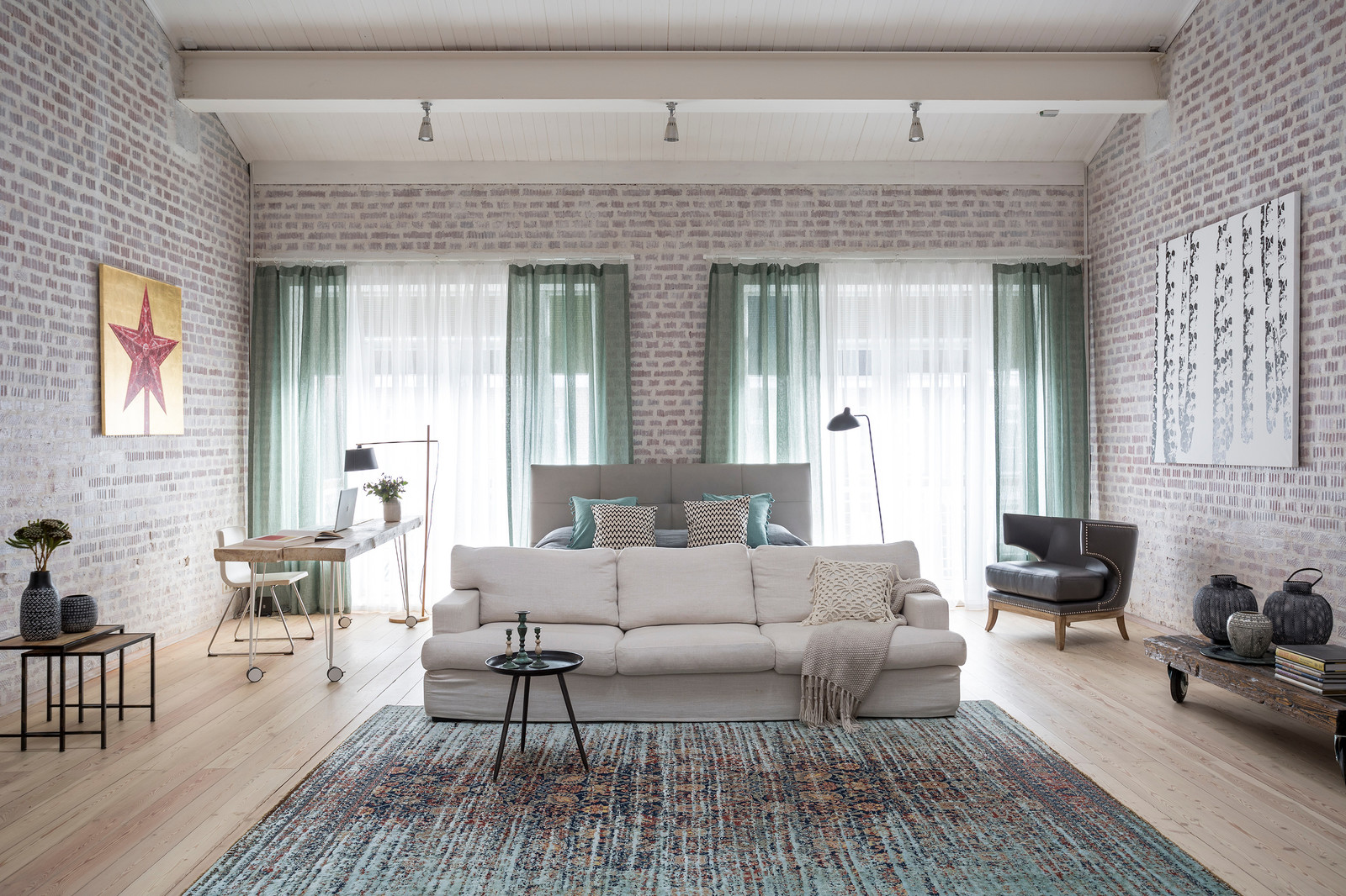 Houzz тур: Таунхаус с антикварной дверью из Индии