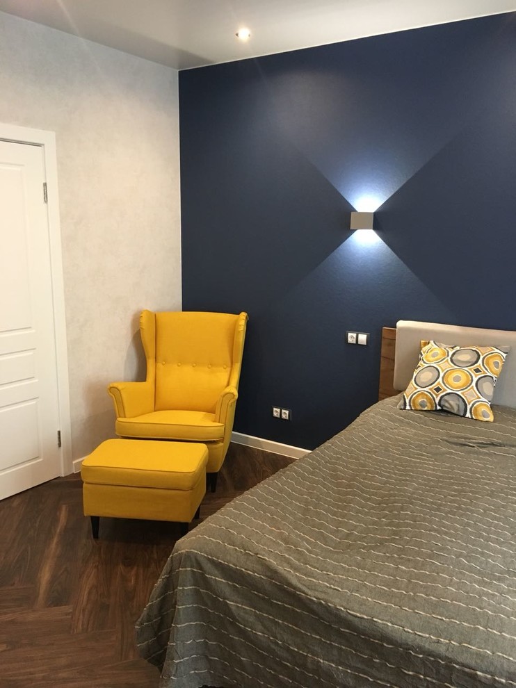 Квартира в современном стиле с яркими цветовыми акцентами.