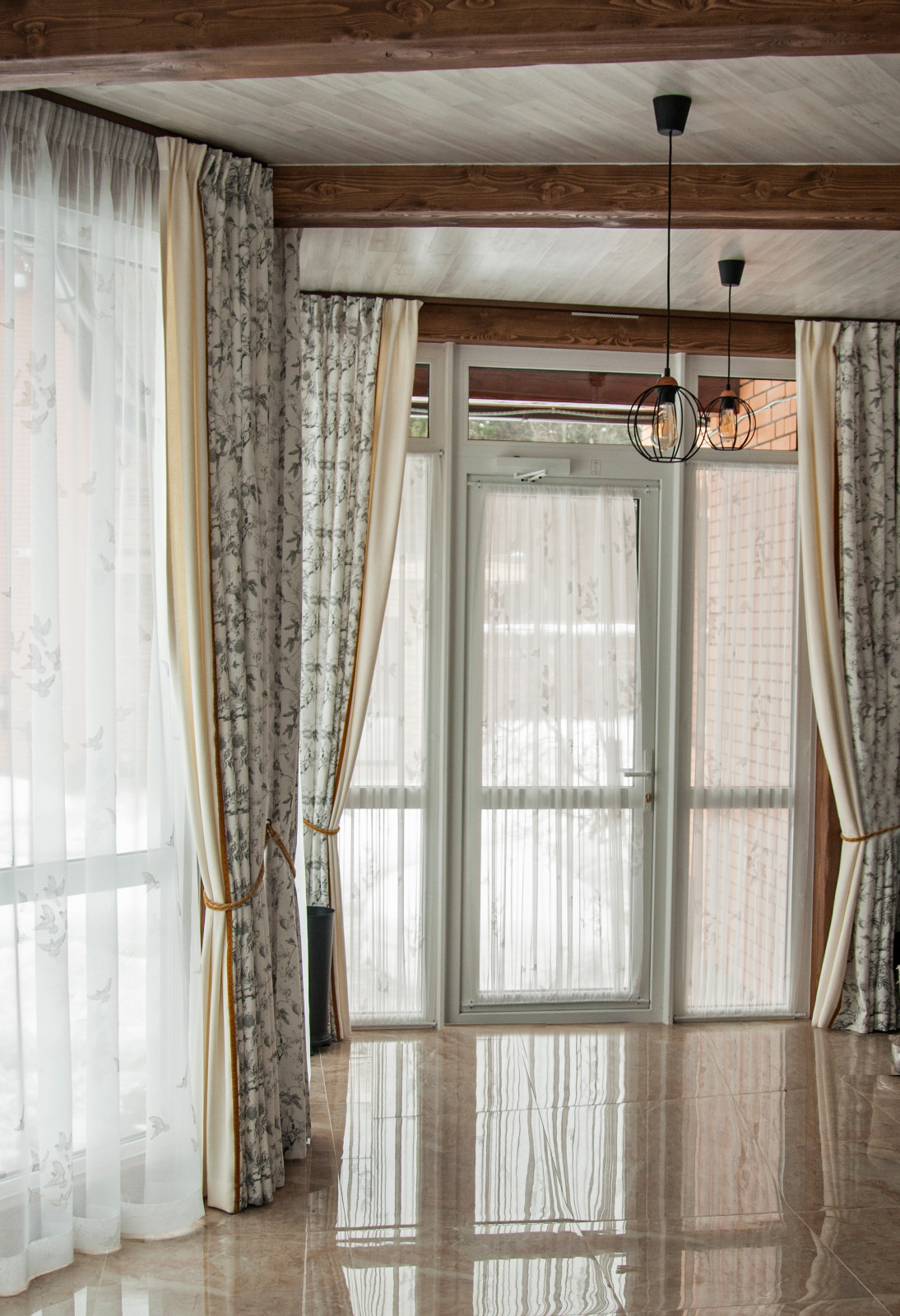 Светлая веранда с птичками