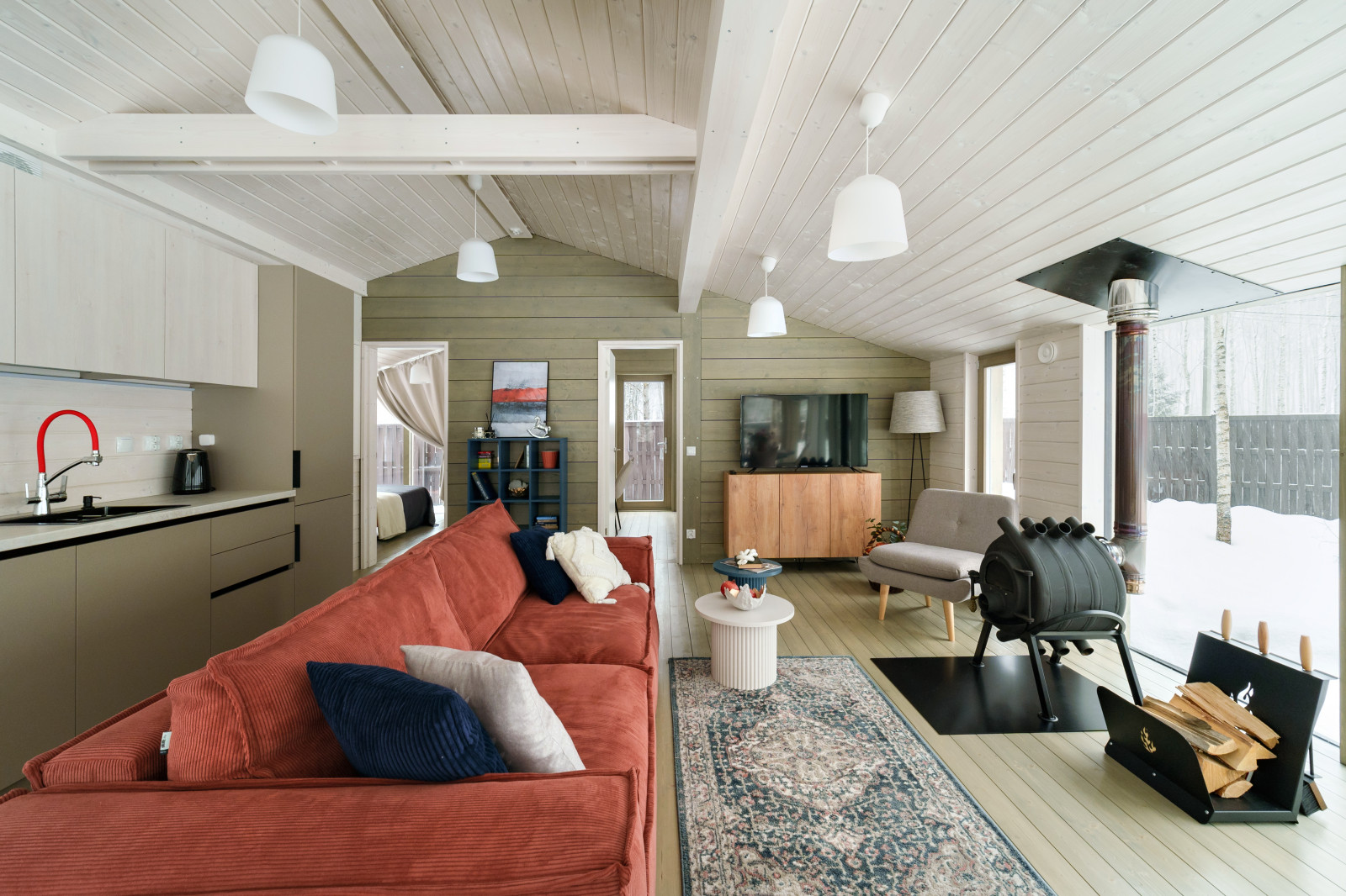 Уютный дом среди берез