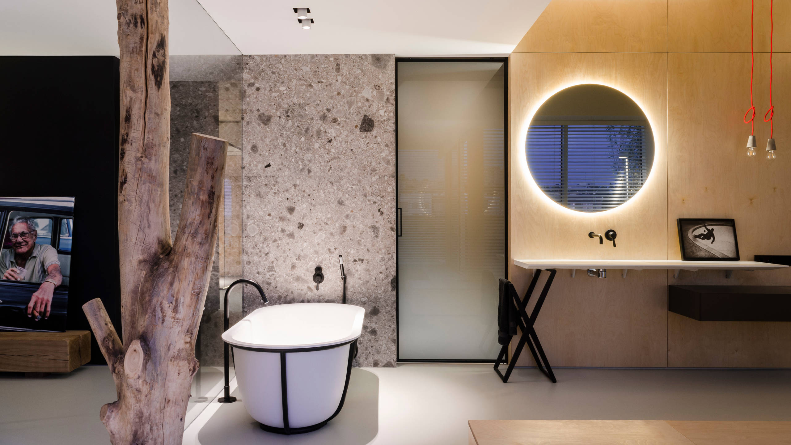 Houzz Молдавия: Пентхаус с настоящим деревом в спальне