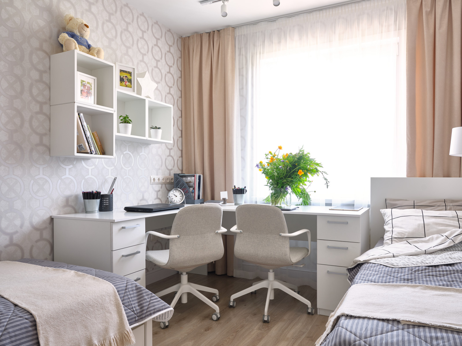 Рабочий стол в детской комнате
