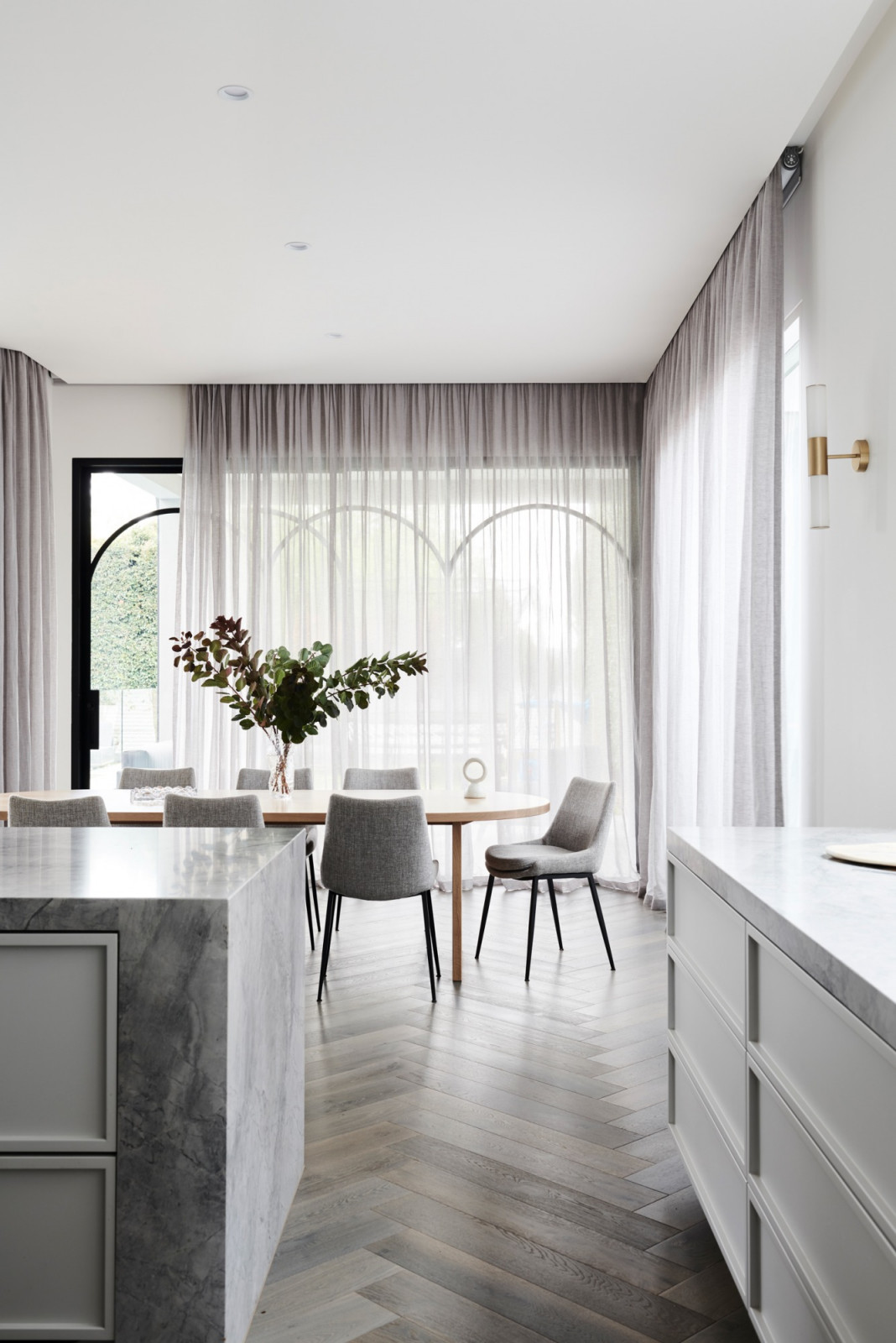 Легкий интерьер в современном доме