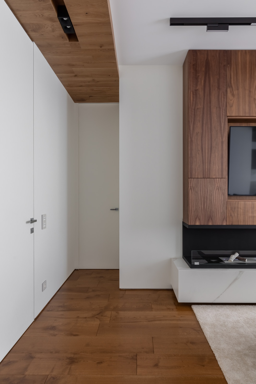 Закольцованное пространство, двери высотой от пола до потолка зрительно увеличив