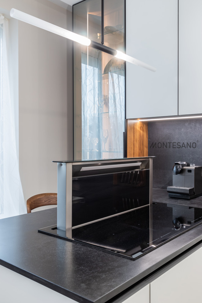 Кухня с выдвижной вытяжкой и фасадами из стекла