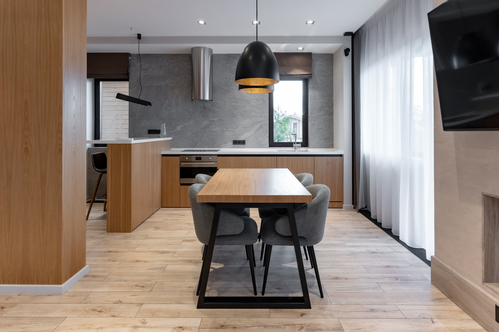 Кухня с фасадами из натурального шпона дуба