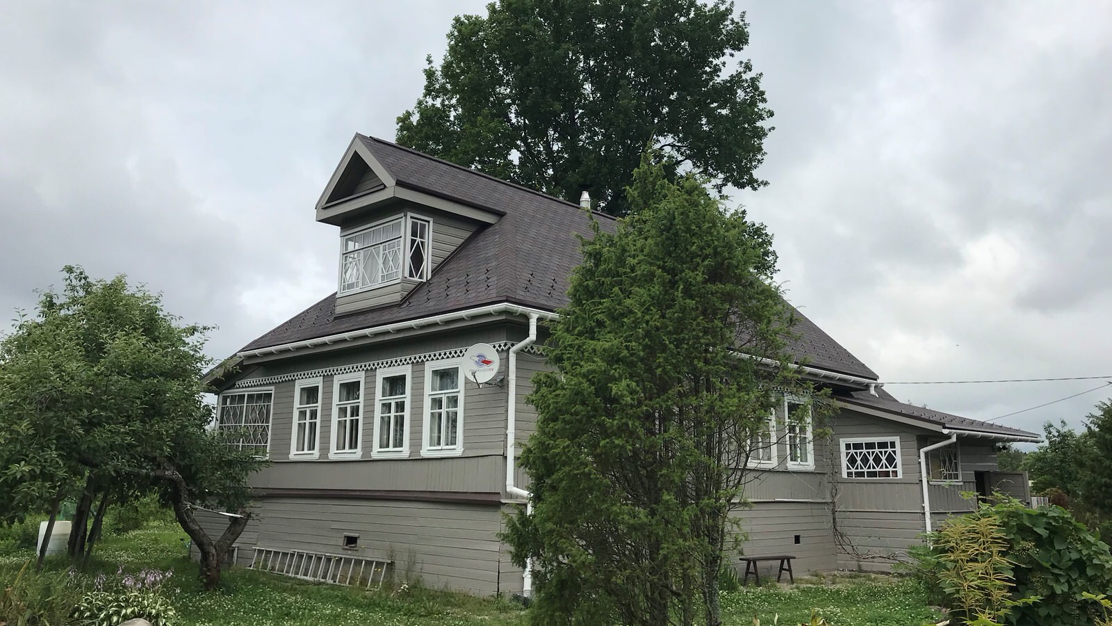 Классический дачный домик с резными наличниками