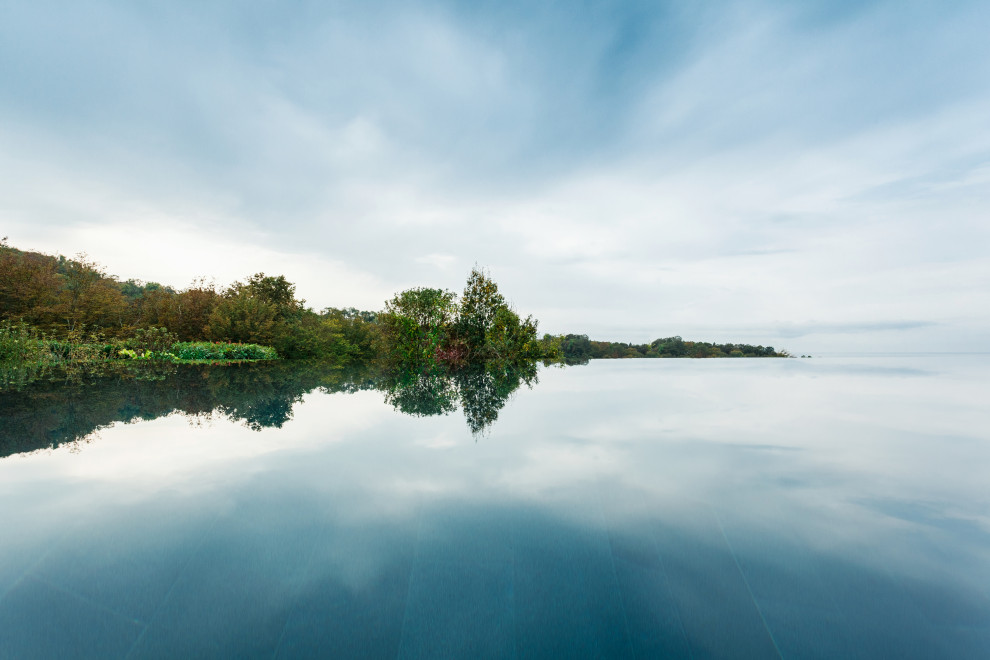Бассейн переливного типа •Infinity• в Сочи.
