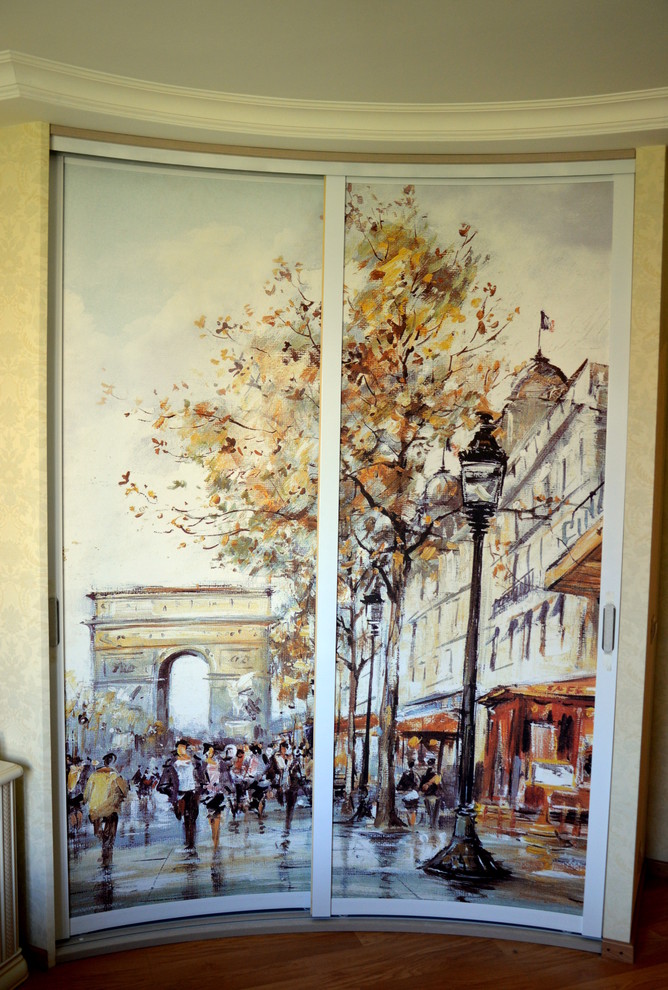 Радиусный шкаф с фреской.