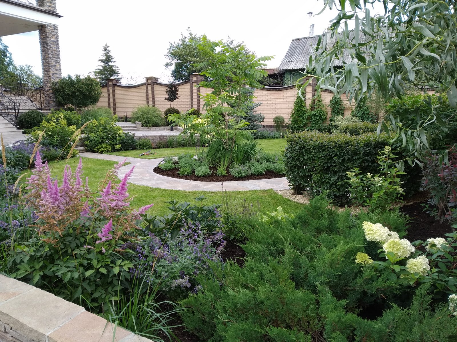 Сад с подпорными стенами