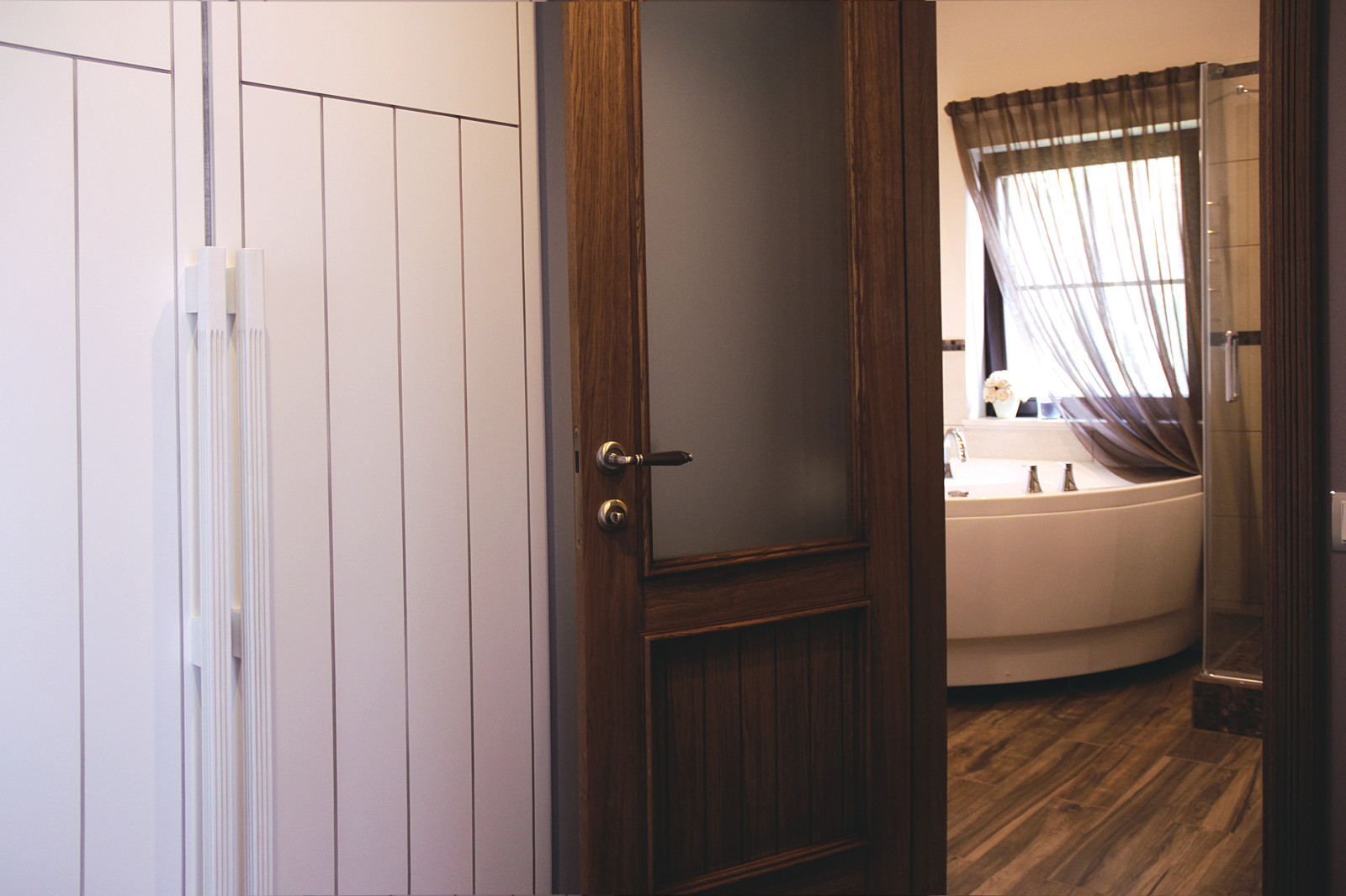 Загородная усадьба у озера.