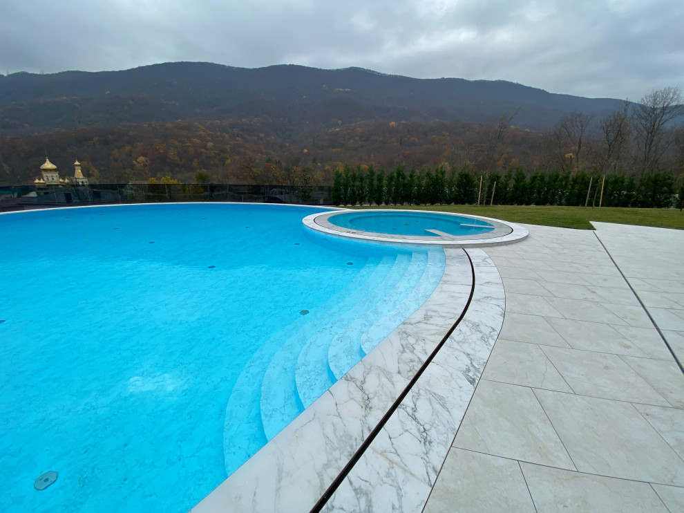 Бассейн с джакузи в горах