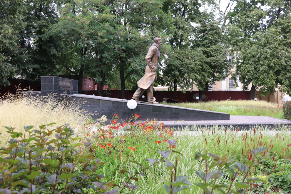 Обложка проекта: Цветник у памятника А.П.Платонову