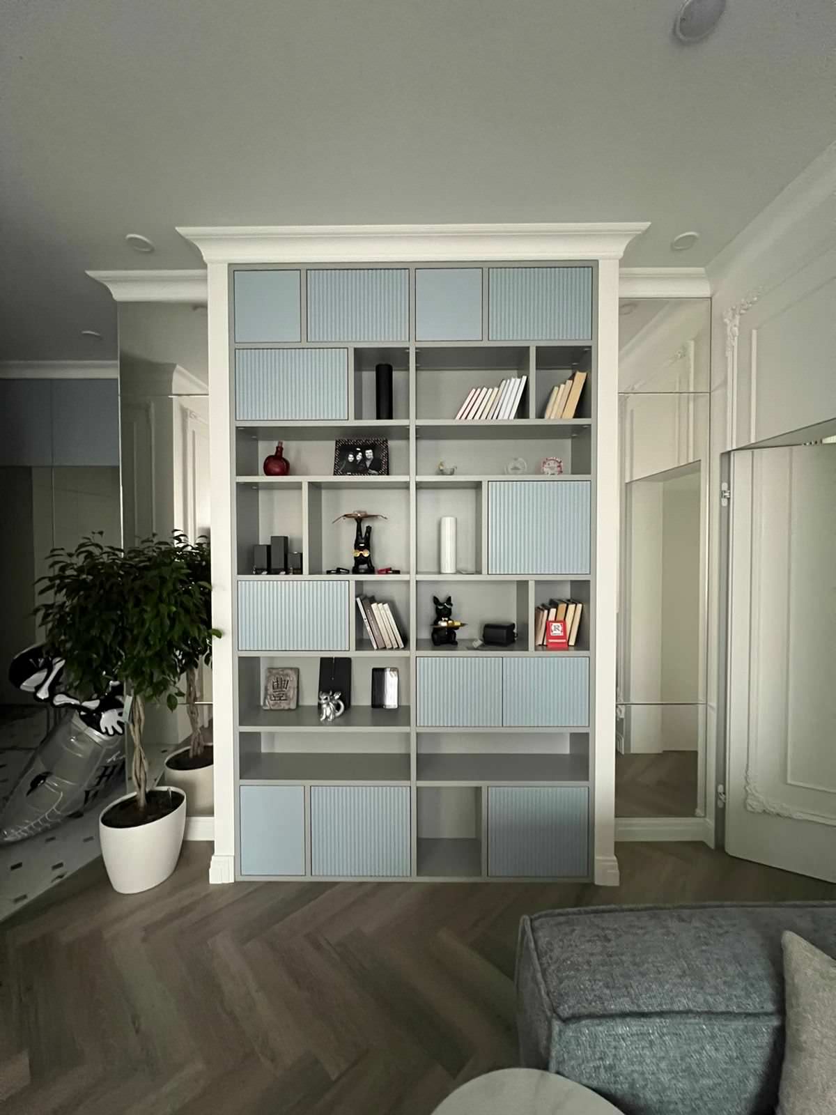 Обложка проекта: Стеллаж, встроенный в нишу