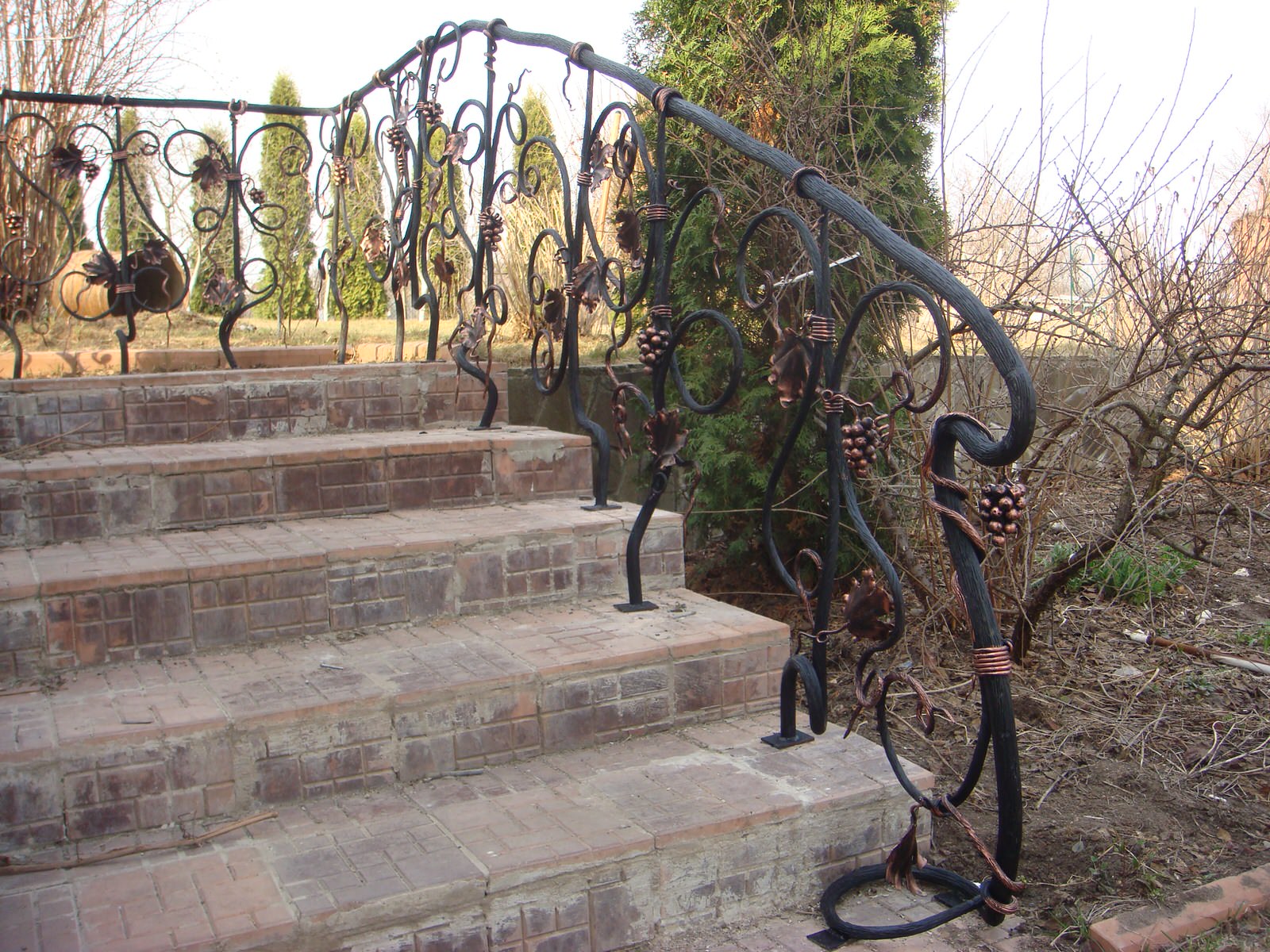 Кованые ограждения в саду, г. Звенигород