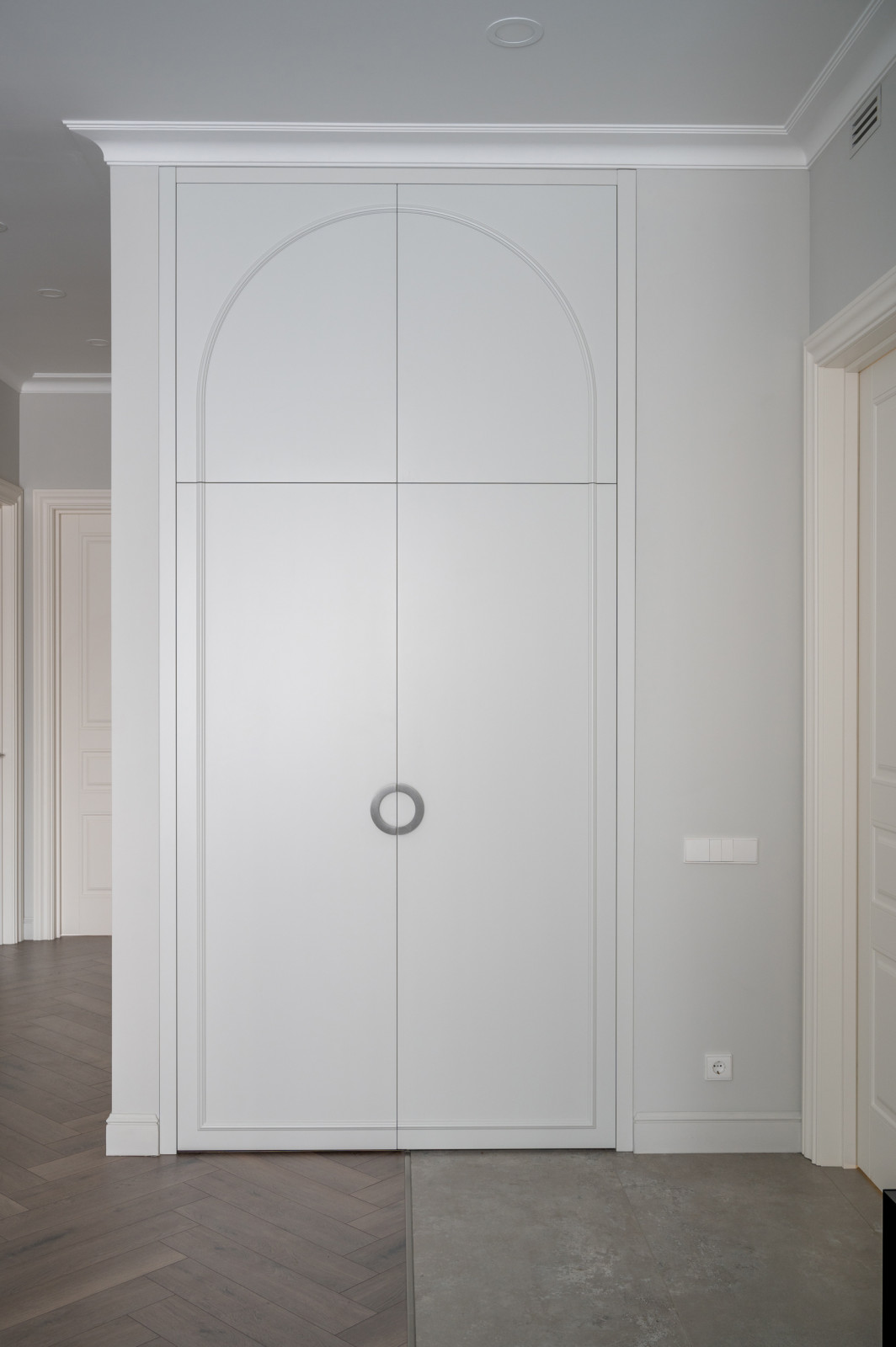 Шкаф с декоративной аркой