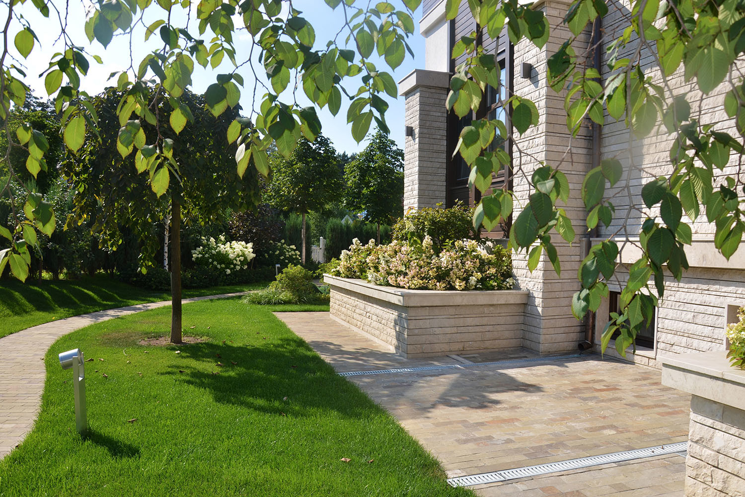 Современный сад в КП "Бенелюкс" вилла 1