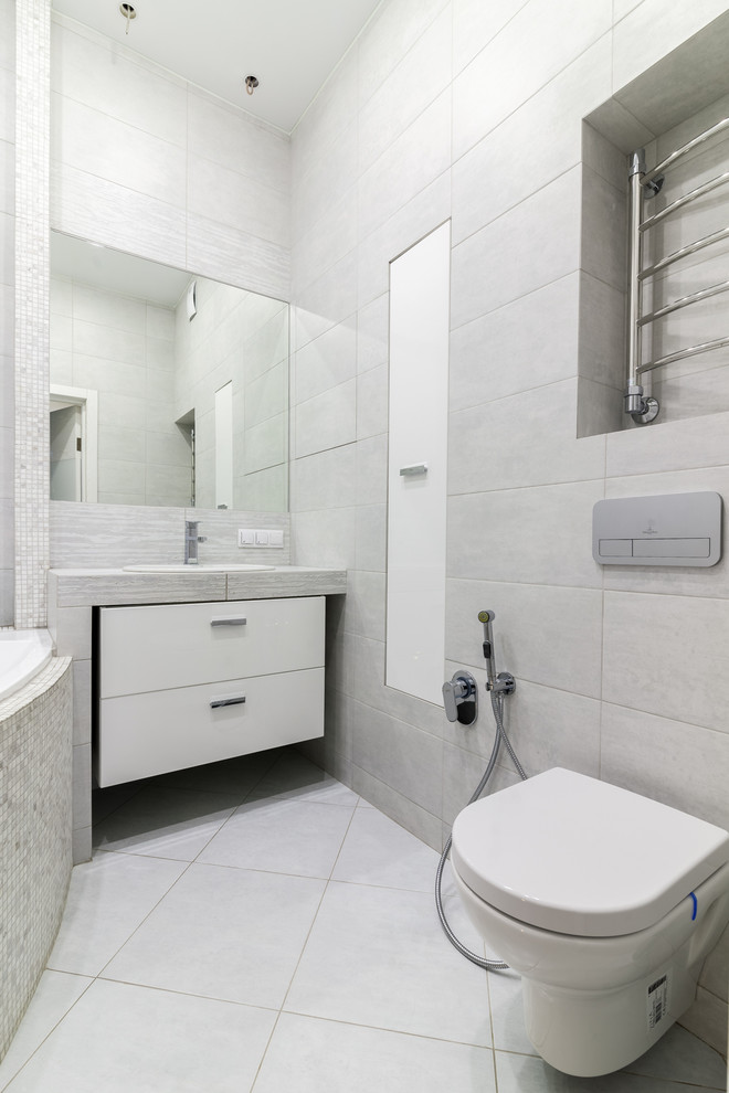 Просторная трехкомнатная квартира с приятным разноуровневым освещением в минимал